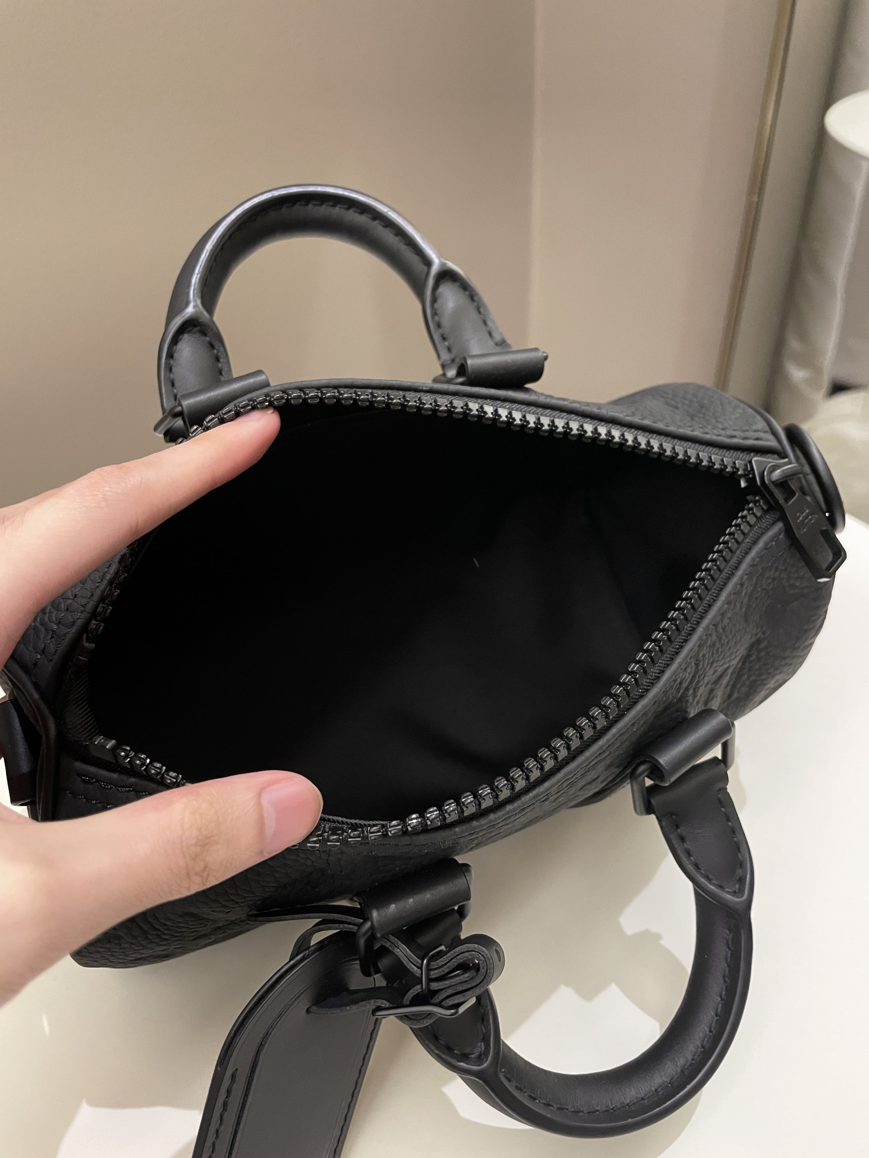 Louis Vuitton Keepall Bandoulier 25 Black Grainy Embossed Monogram