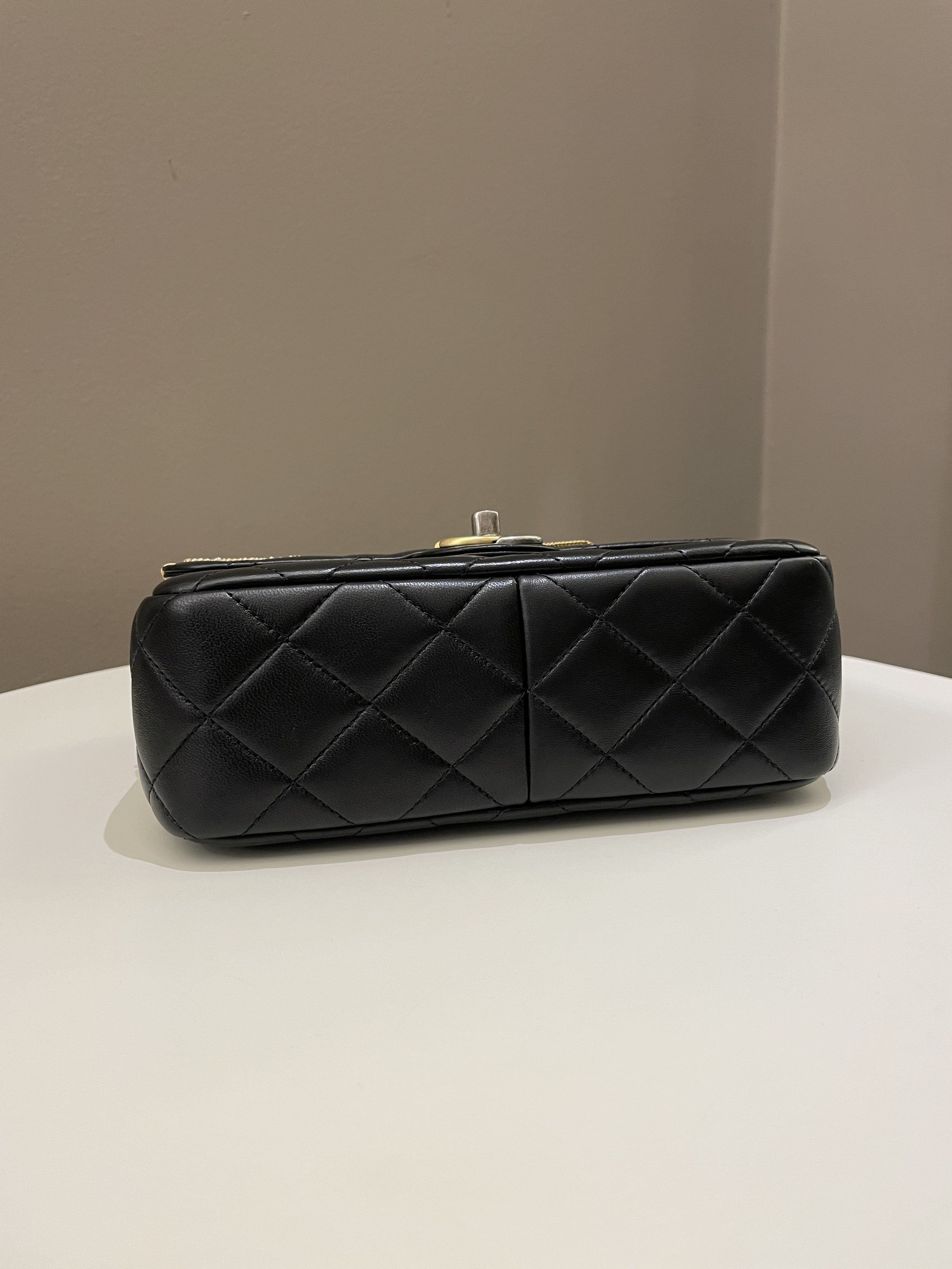 Chanel 22C Coco Pearl Signature Flap Black Lambskin