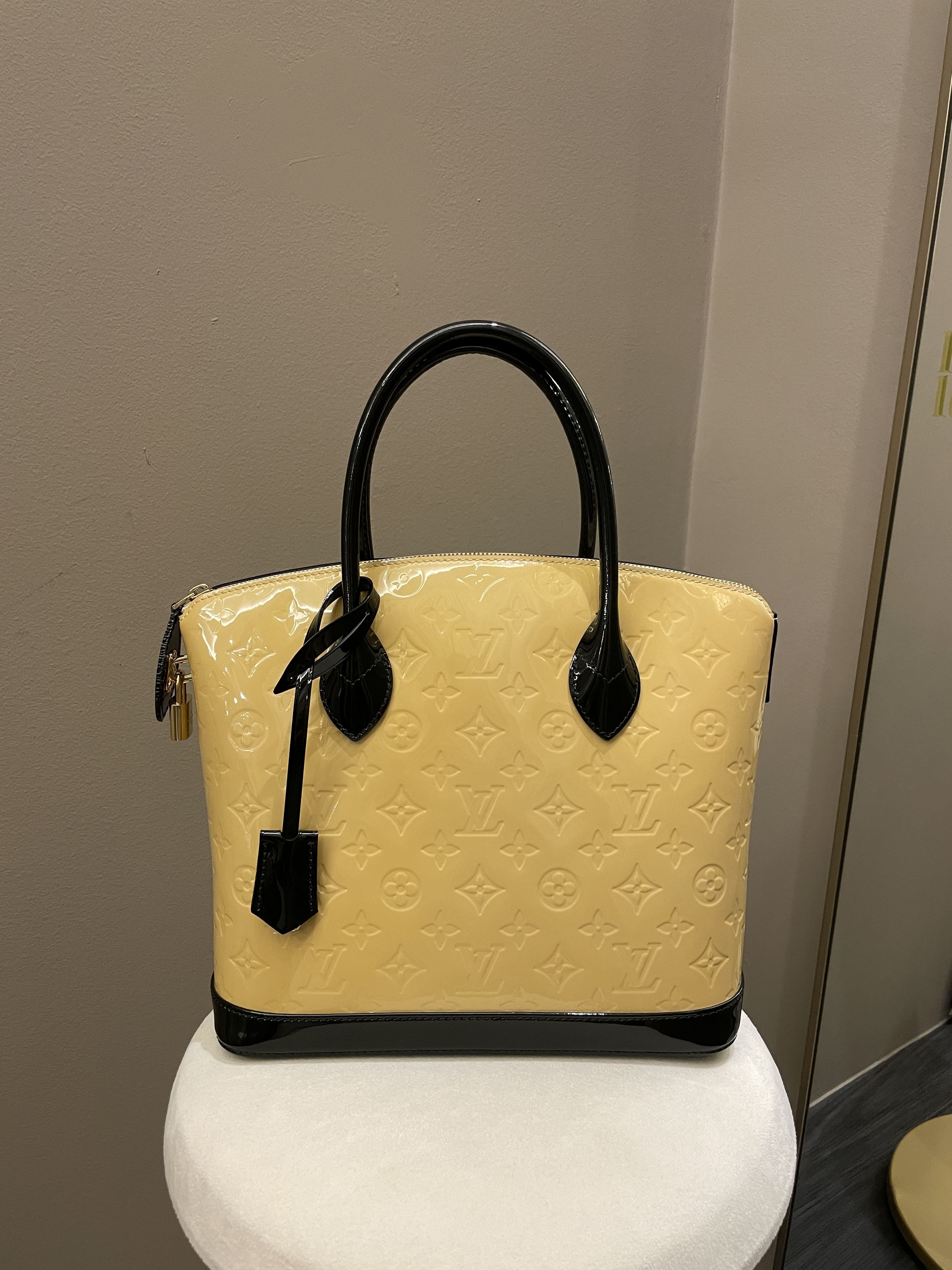 Louis Vuitton Lock it PM Dune / Black Vernice Leather
