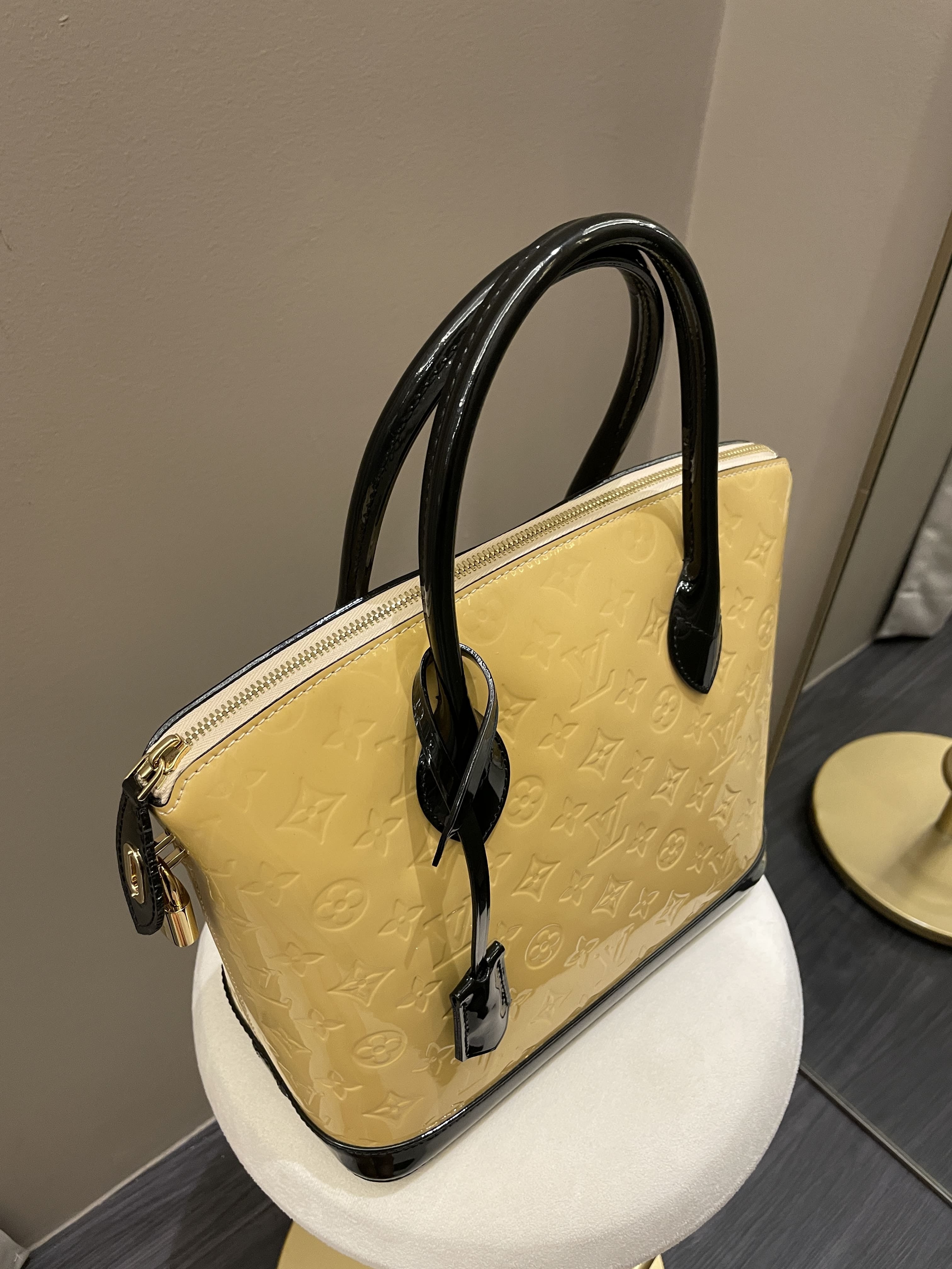 Louis Vuitton Lock it PM Dune / Black Vernice Leather