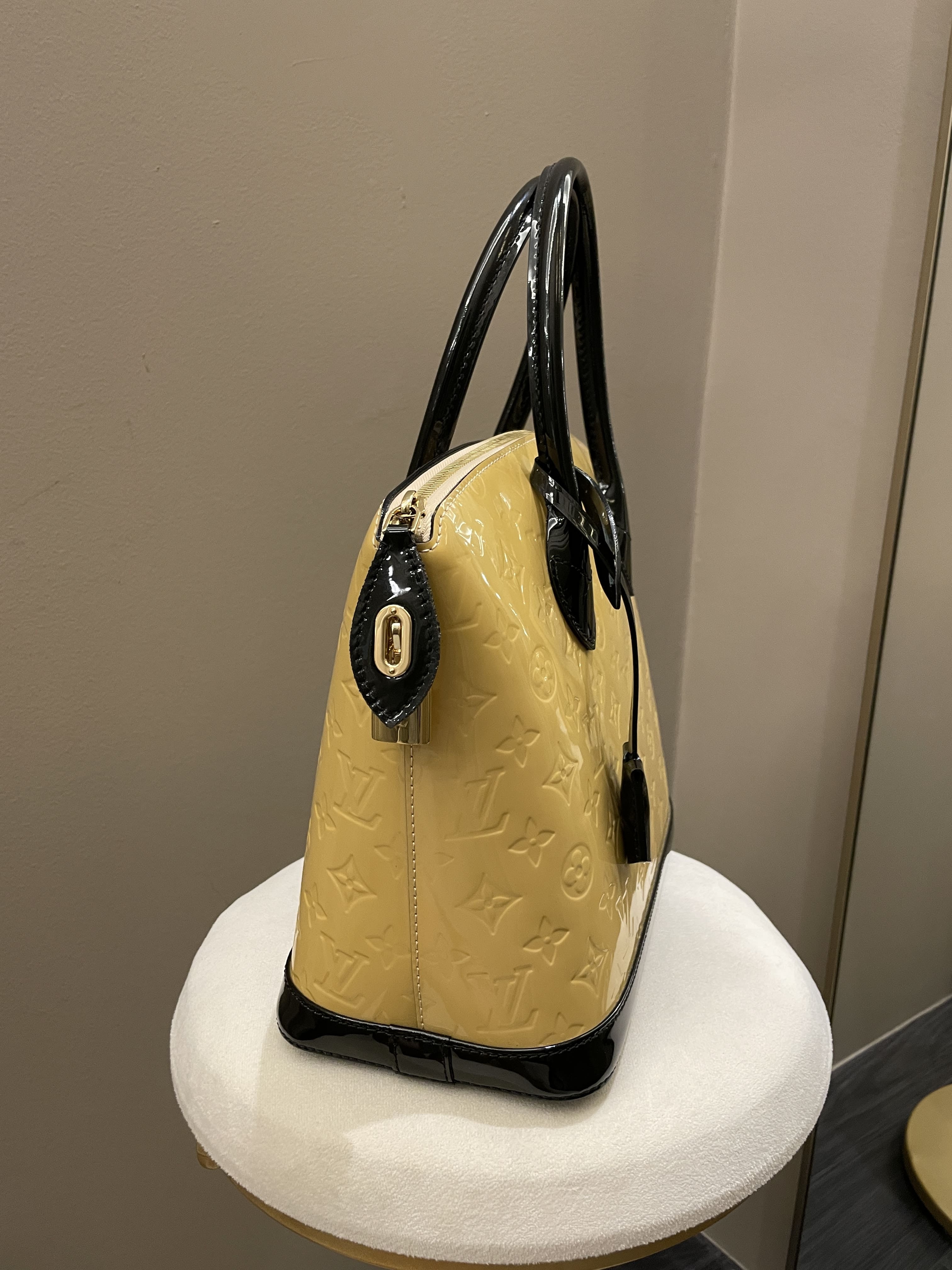 Louis Vuitton Lock it PM Dune / Black Vernice Leather