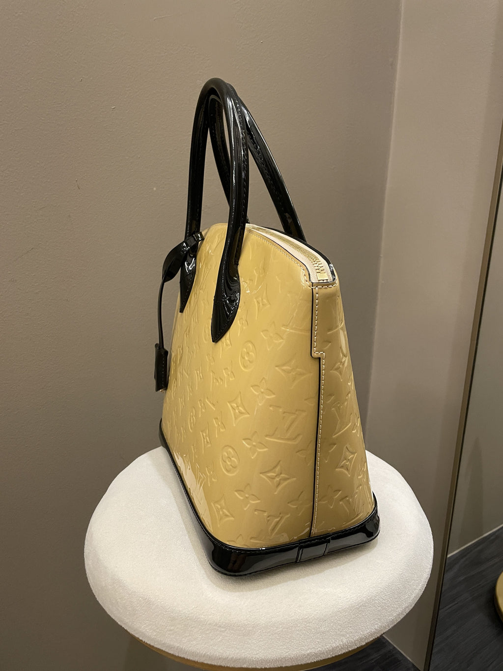 Louis Vuitton Lock it PM Dune / Black Vernice Leather