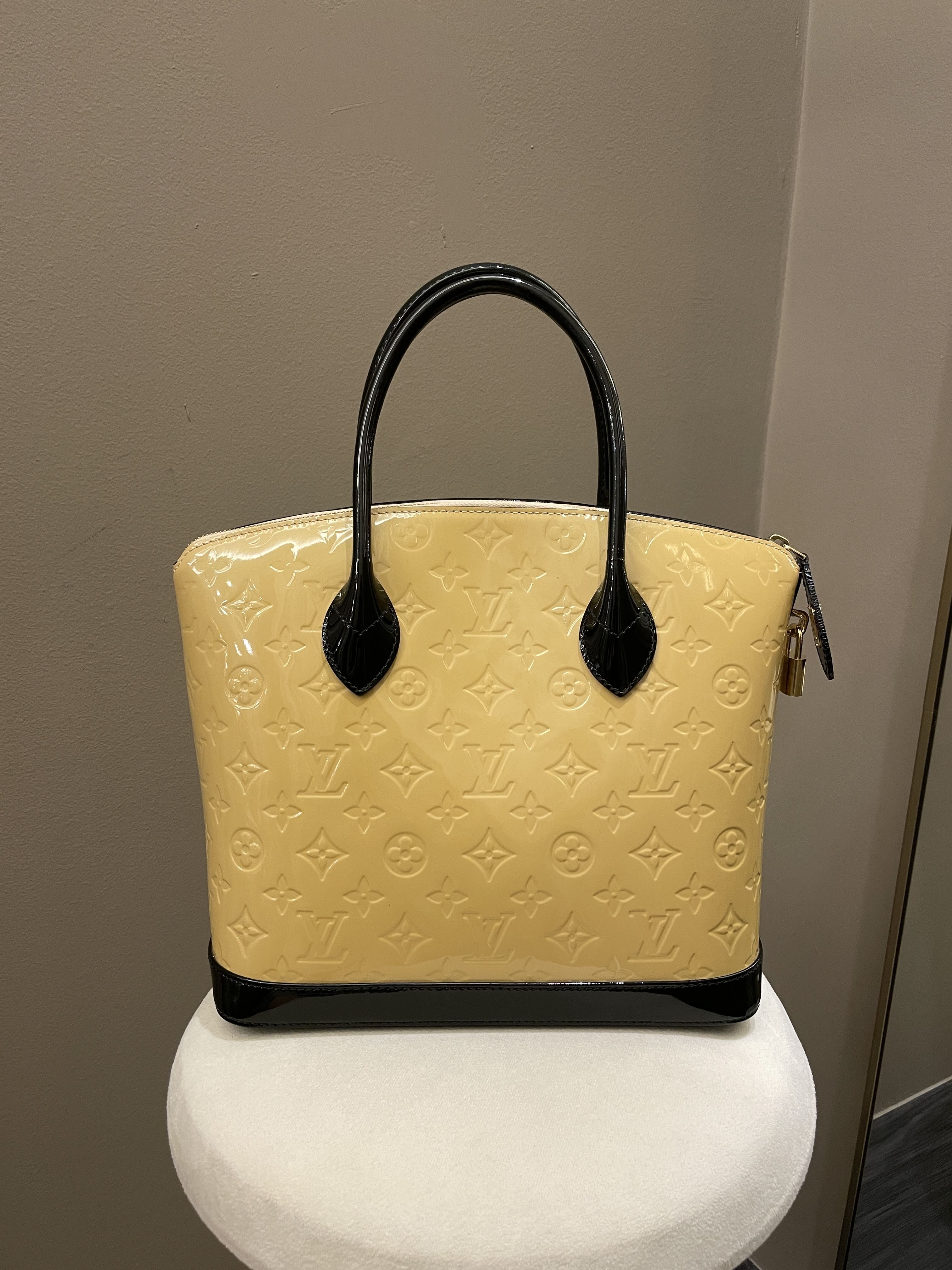 Louis Vuitton Lock it PM Dune / Black Vernice Leather