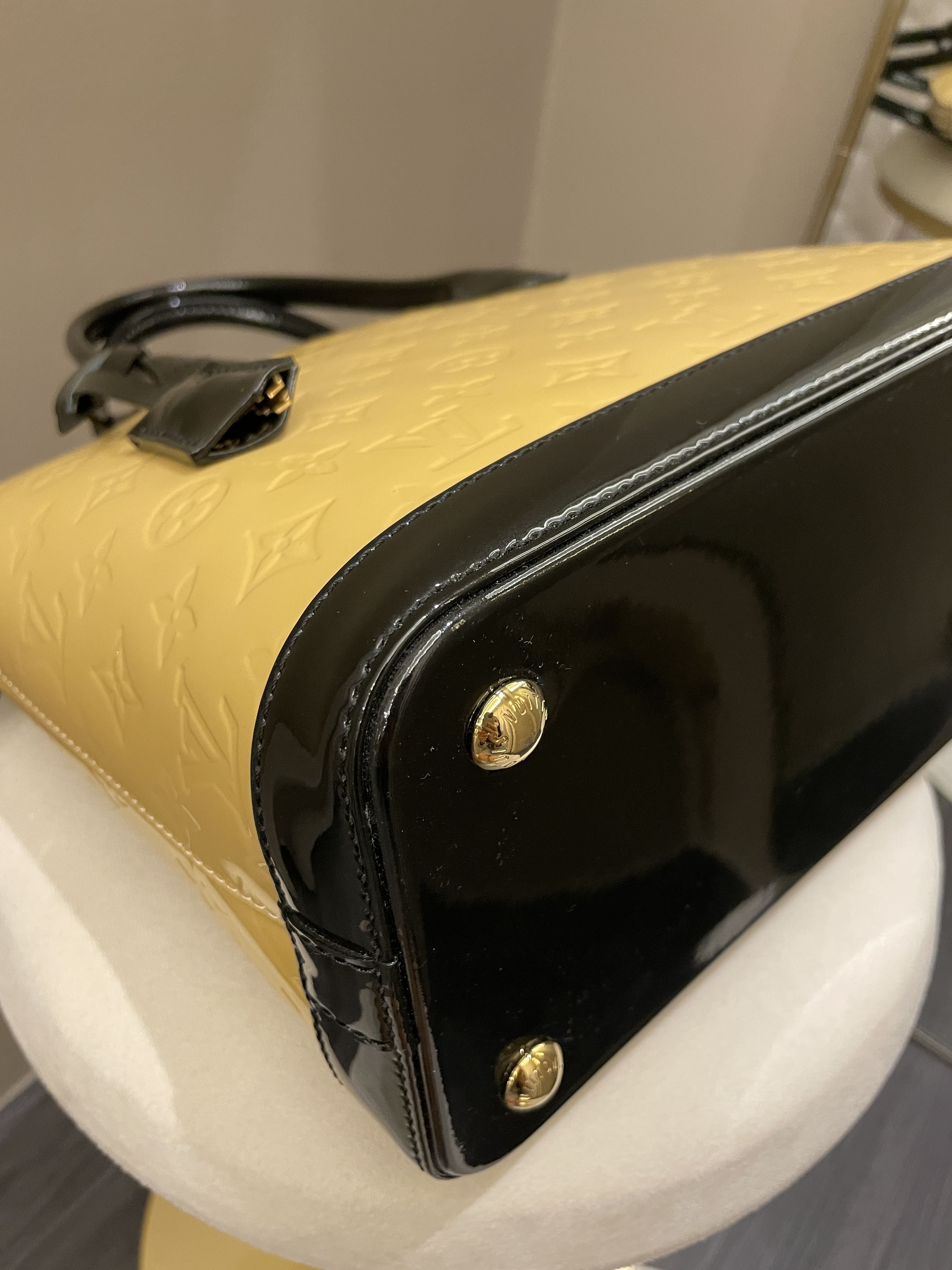 Louis Vuitton Lock it PM Dune / Black Vernice Leather
