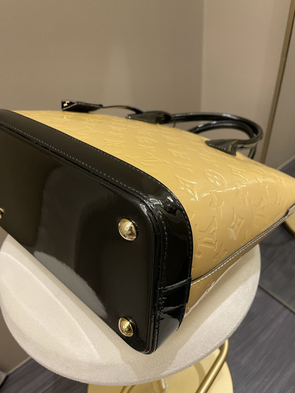 Louis Vuitton Lock it PM Dune / Black Vernice Leather