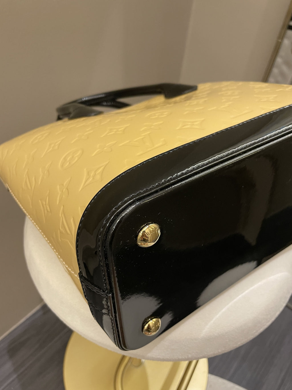 Louis Vuitton Lock it PM Dune / Black Vernice Leather