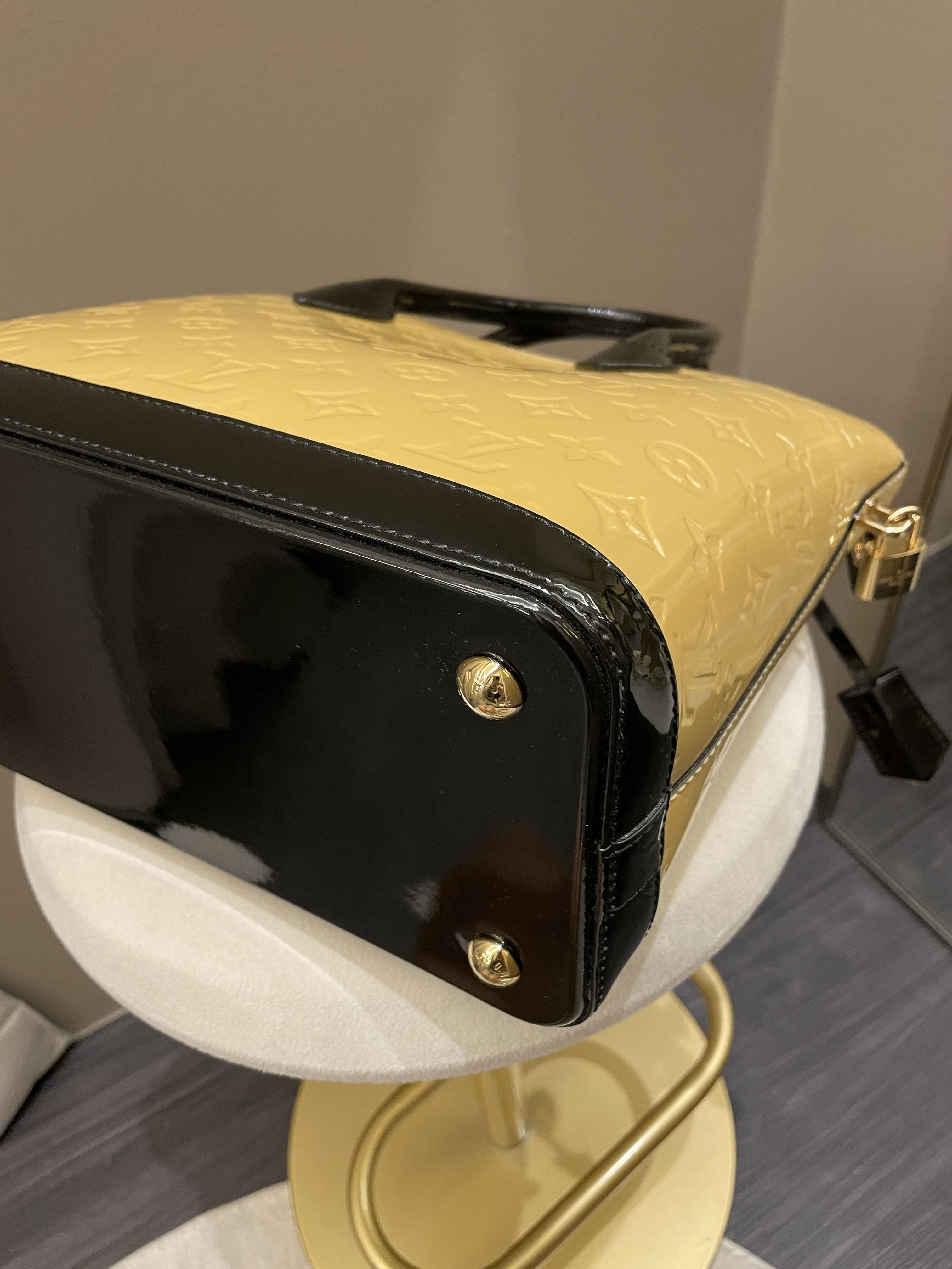 Louis Vuitton Lock it PM Dune / Black Vernice Leather