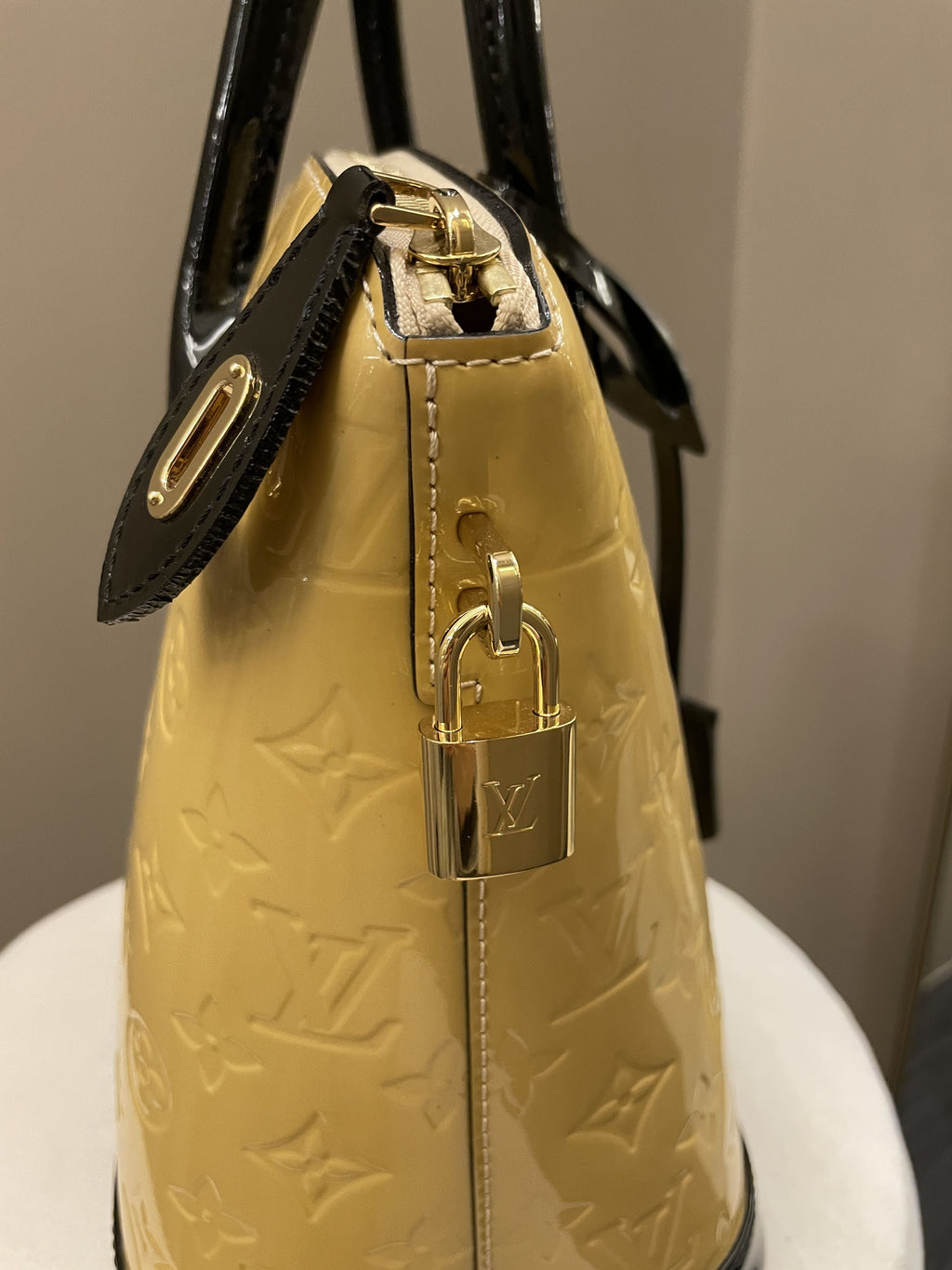 Louis Vuitton Lock it PM Dune / Black Vernice Leather