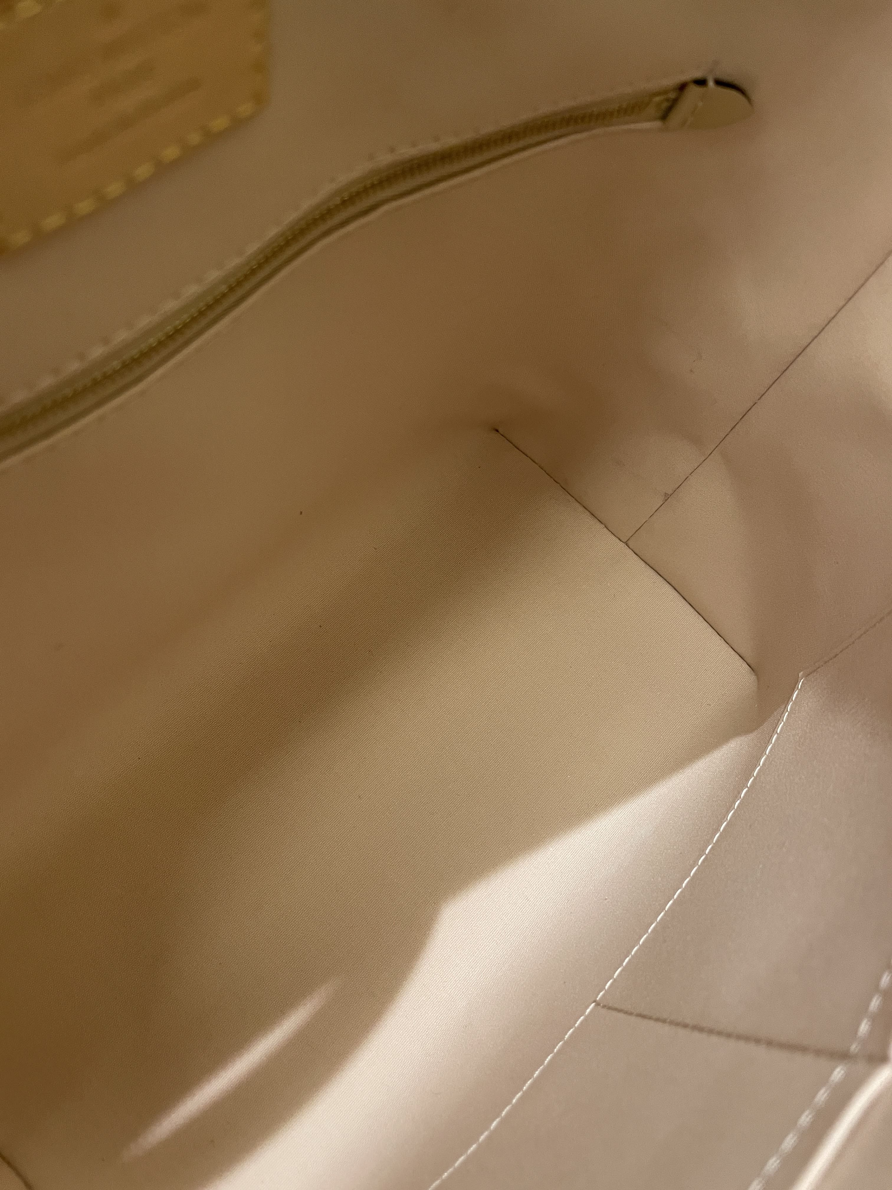 Louis Vuitton Lock it PM Dune / Black Vernice Leather