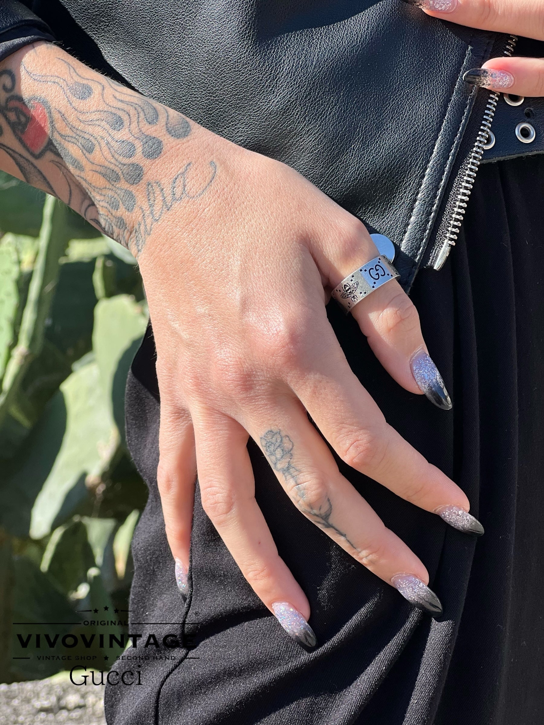 Anello Gucci con incisione ape e GG