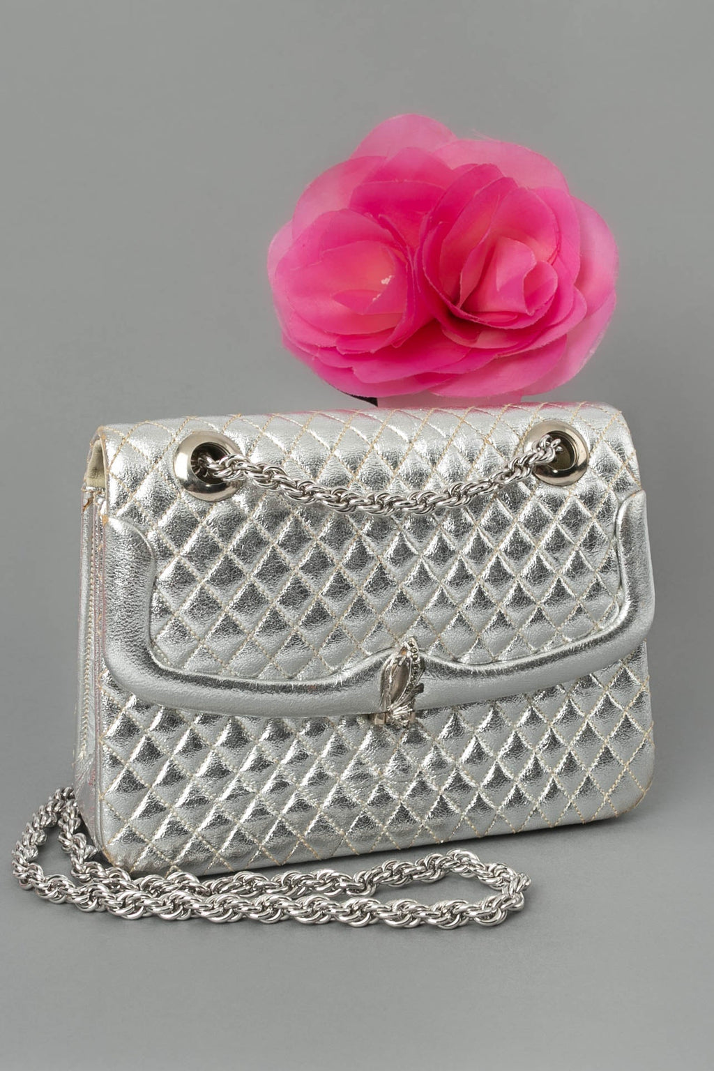 Petit sac en cuir matelassÃƒÆ’Ã‚Â© et mÃƒÆ’Ã‚Â©tal argentÃƒÆ’Ã‚Â©.