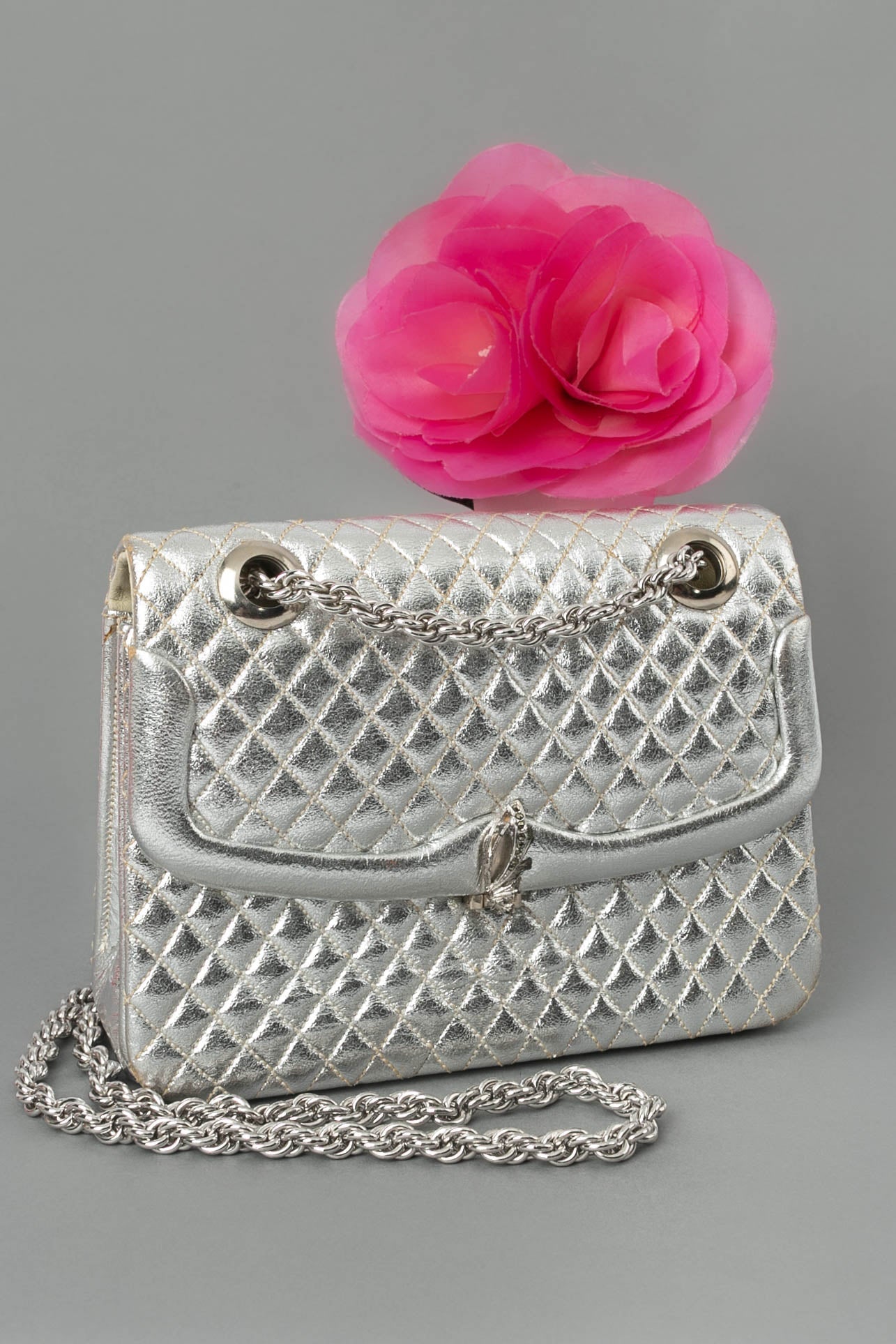 Petit sac en cuir matelassÃƒÆ’Ã‚Â© et mÃƒÆ’Ã‚Â©tal argentÃƒÆ’Ã‚Â©.