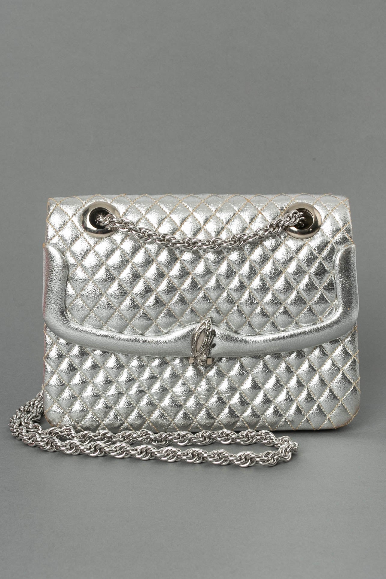 Petit sac en cuir matelassÃƒÆ’Ã‚Â© et mÃƒÆ’Ã‚Â©tal argentÃƒÆ’Ã‚Â©.