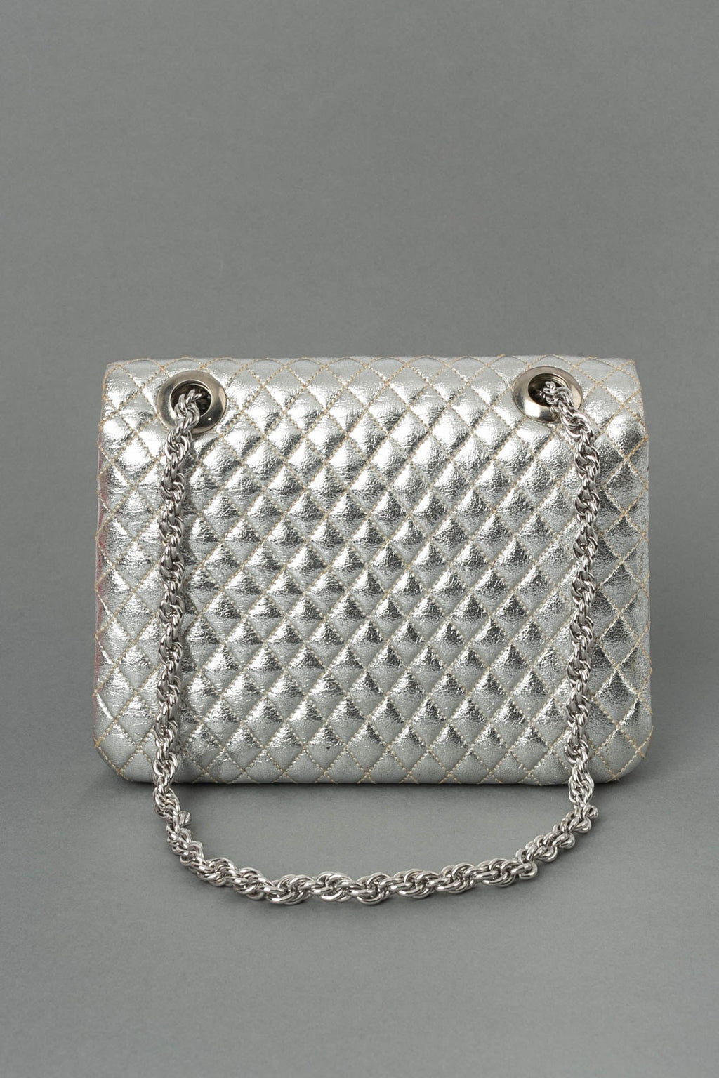 Petit sac en cuir matelassÃƒÆ’Ã‚Â© et mÃƒÆ’Ã‚Â©tal argentÃƒÆ’Ã‚Â©.