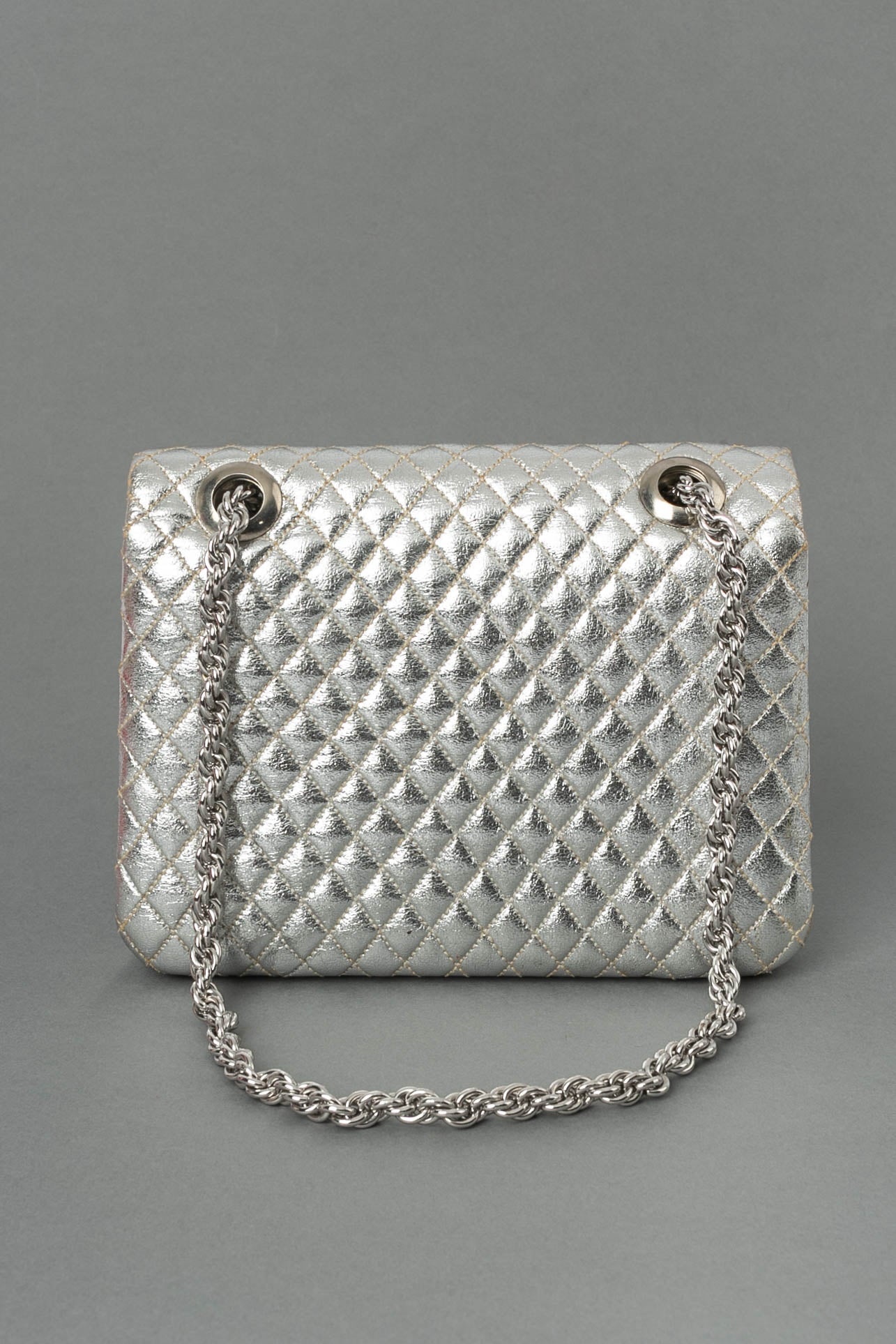 Petit sac en cuir matelassÃƒÆ’Ã‚Â© et mÃƒÆ’Ã‚Â©tal argentÃƒÆ’Ã‚Â©.