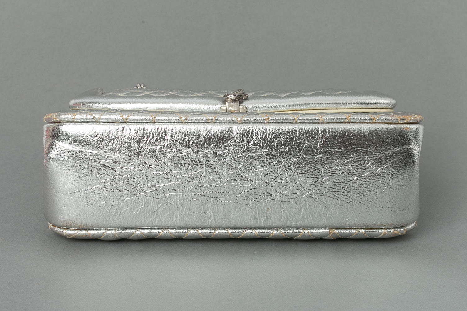 Petit sac en cuir matelassÃƒÆ’Ã‚Â© et mÃƒÆ’Ã‚Â©tal argentÃƒÆ’Ã‚Â©.