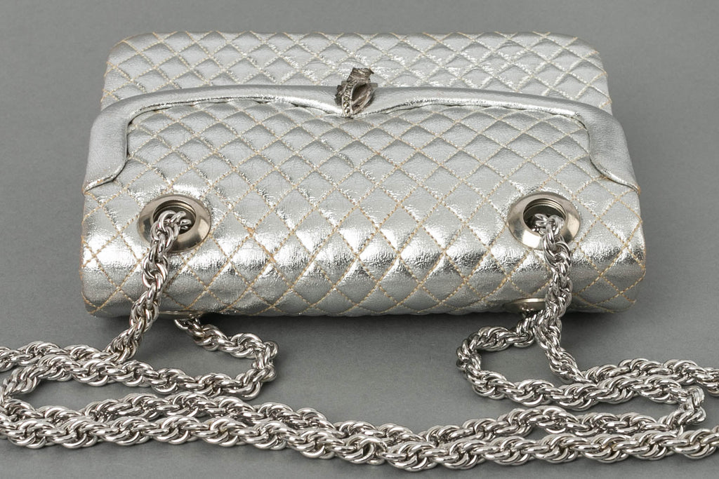 Petit sac en cuir matelassÃƒÆ’Ã‚Â© et mÃƒÆ’Ã‚Â©tal argentÃƒÆ’Ã‚Â©.