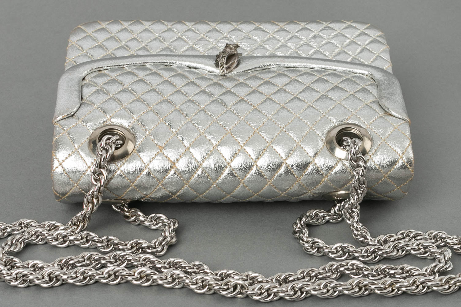 Petit sac en cuir matelassÃƒÆ’Ã‚Â© et mÃƒÆ’Ã‚Â©tal argentÃƒÆ’Ã‚Â©.