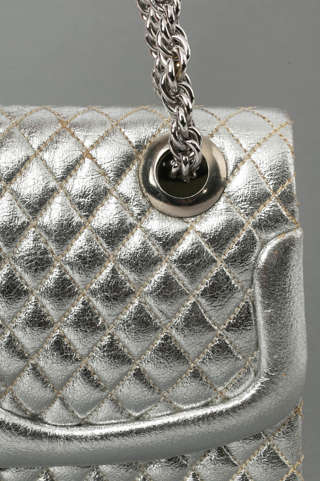 Petit sac en cuir matelassÃƒÆ’Ã‚Â© et mÃƒÆ’Ã‚Â©tal argentÃƒÆ’Ã‚Â©.