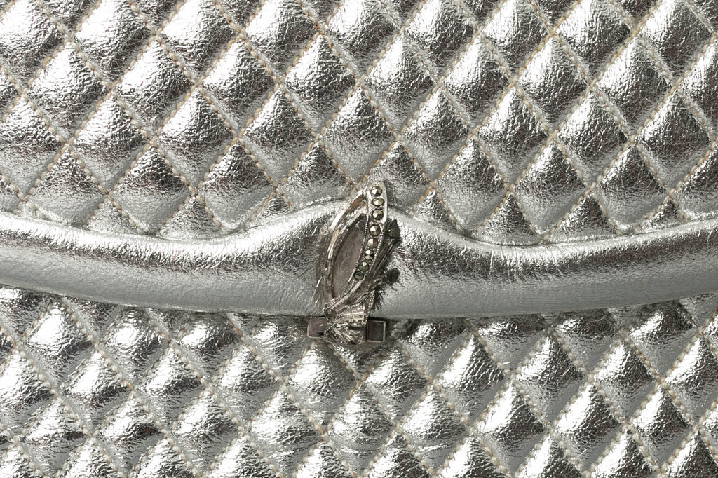 Petit sac en cuir matelassÃƒÆ’Ã‚Â© et mÃƒÆ’Ã‚Â©tal argentÃƒÆ’Ã‚Â©.