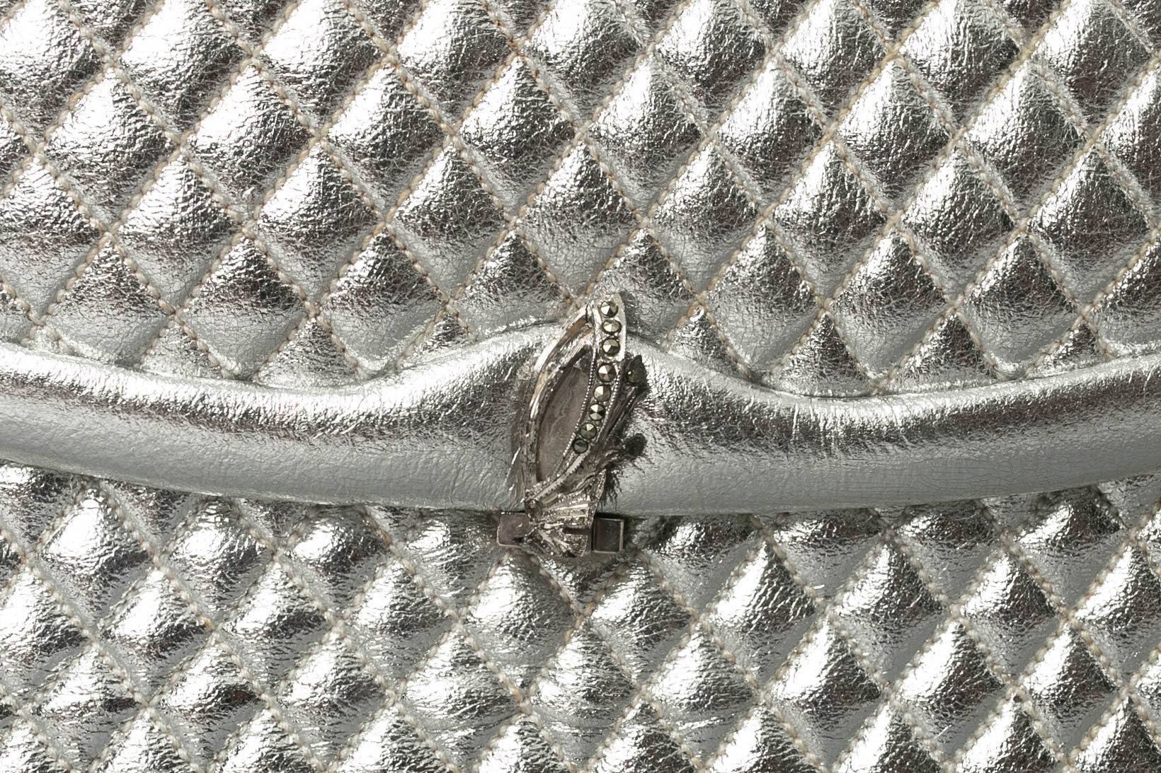 Petit sac en cuir matelassÃƒÆ’Ã‚Â© et mÃƒÆ’Ã‚Â©tal argentÃƒÆ’Ã‚Â©.