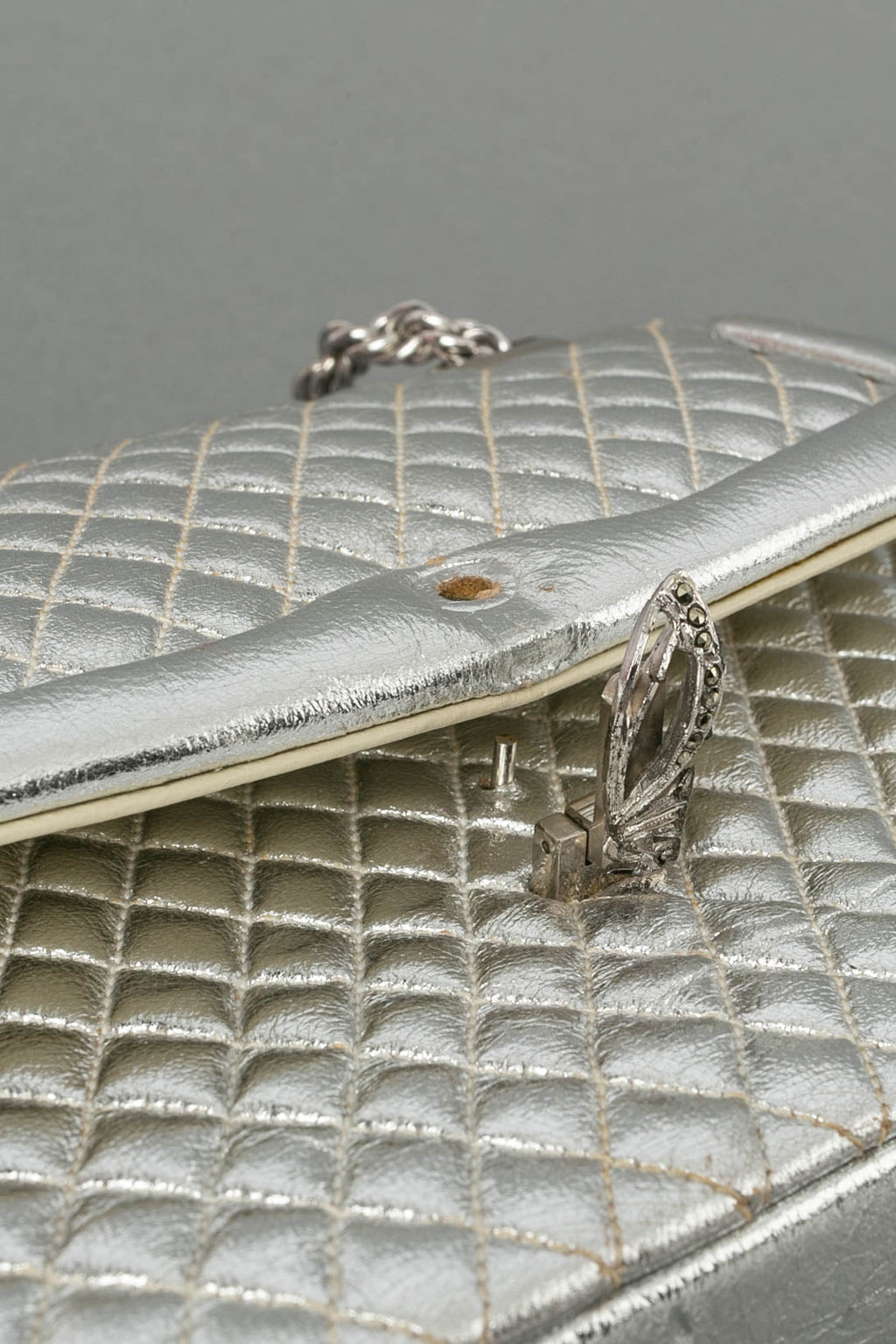 Petit sac en cuir matelassÃƒÆ’Ã‚Â© et mÃƒÆ’Ã‚Â©tal argentÃƒÆ’Ã‚Â©.