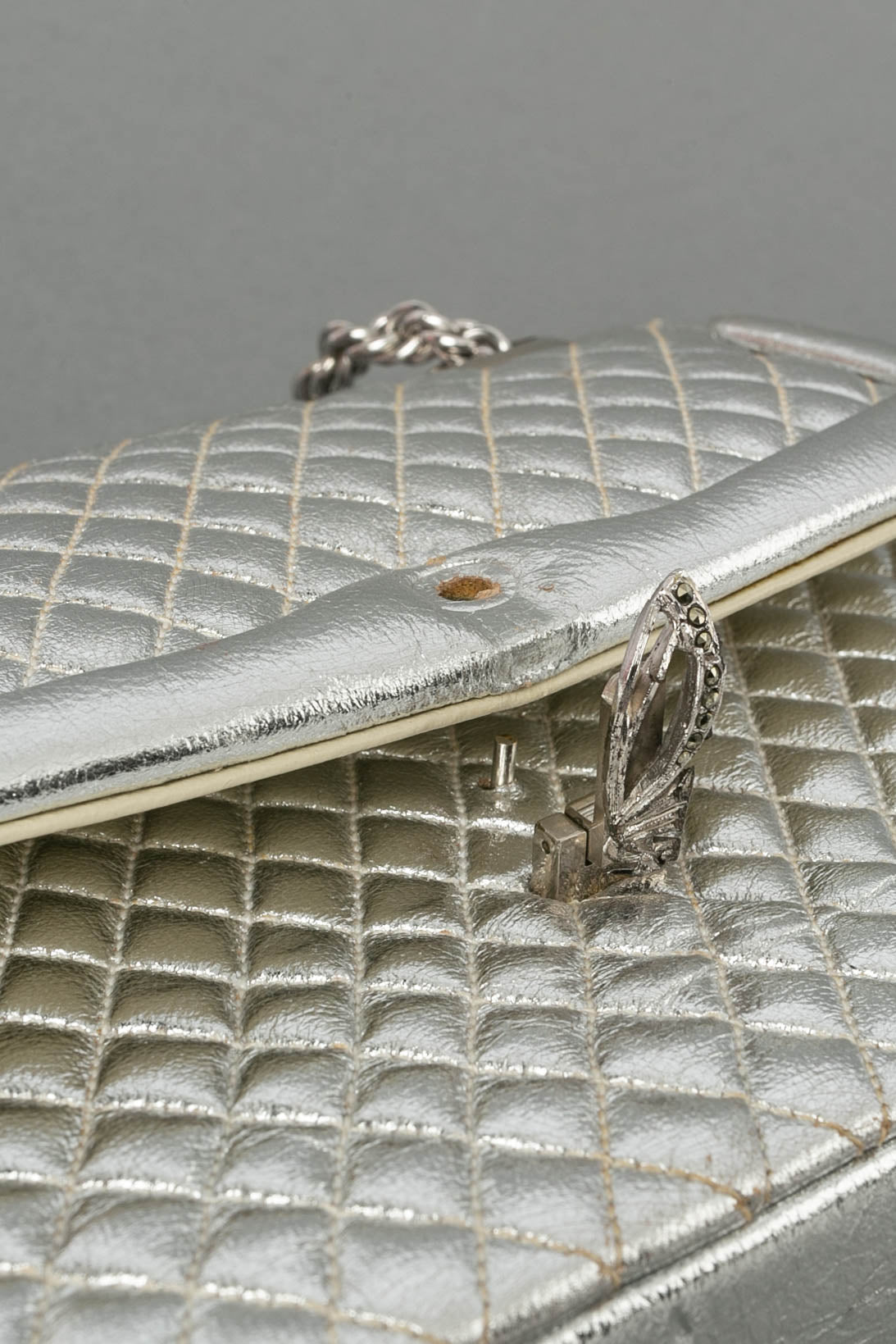 Petit sac en cuir matelassÃƒÆ’Ã‚Â© et mÃƒÆ’Ã‚Â©tal argentÃƒÆ’Ã‚Â©.