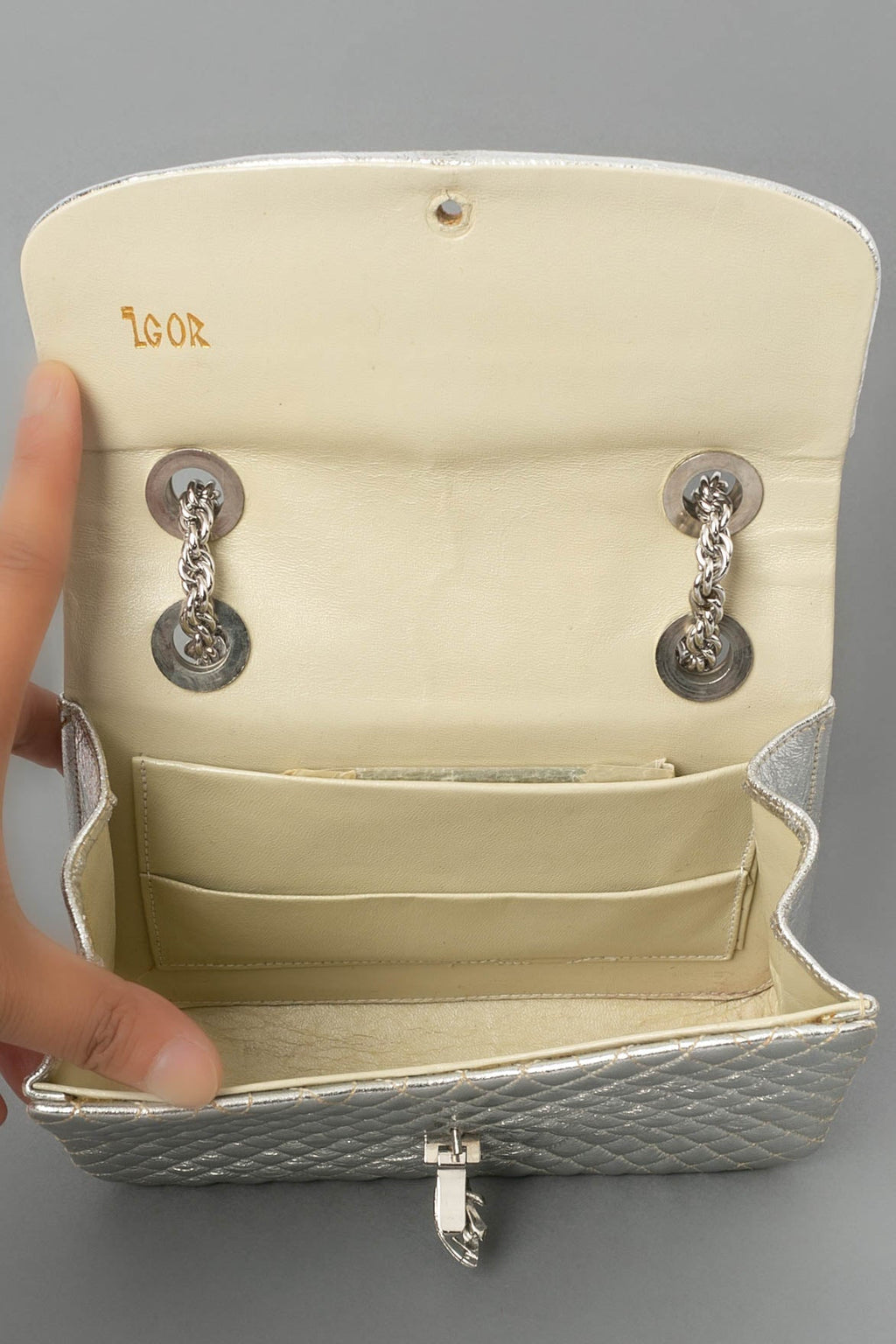 Petit sac en cuir matelassÃƒÆ’Ã‚Â© et mÃƒÆ’Ã‚Â©tal argentÃƒÆ’Ã‚Â©.
