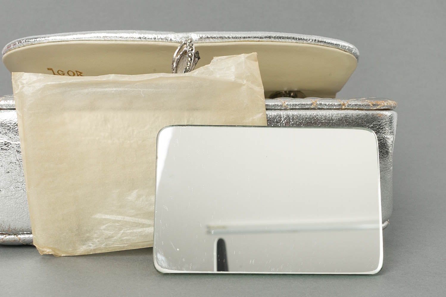 Petit sac en cuir matelassÃƒÆ’Ã‚Â© et mÃƒÆ’Ã‚Â©tal argentÃƒÆ’Ã‚Â©.