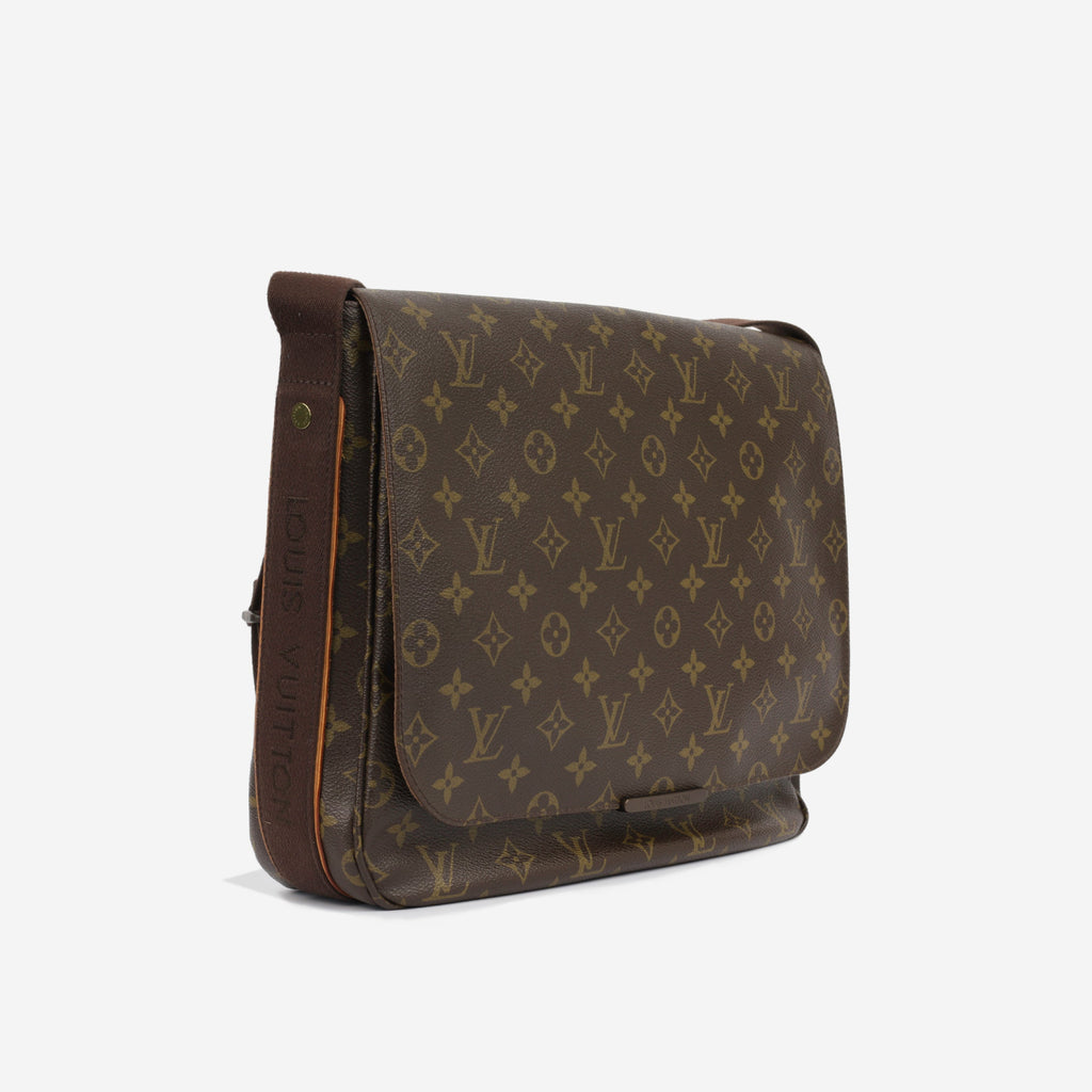 Louis Vuitton District GM - Monogram Canvas