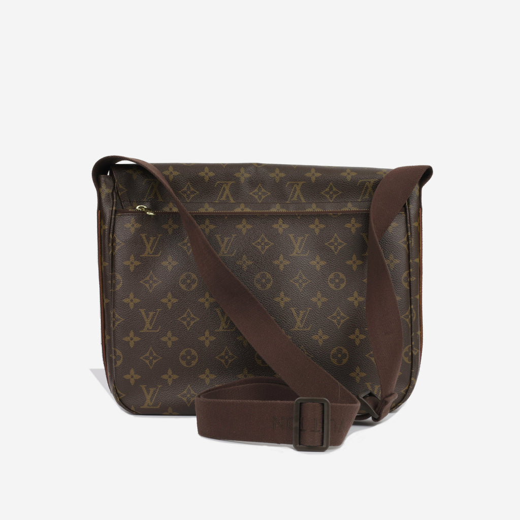 Louis Vuitton District GM - Monogram Canvas