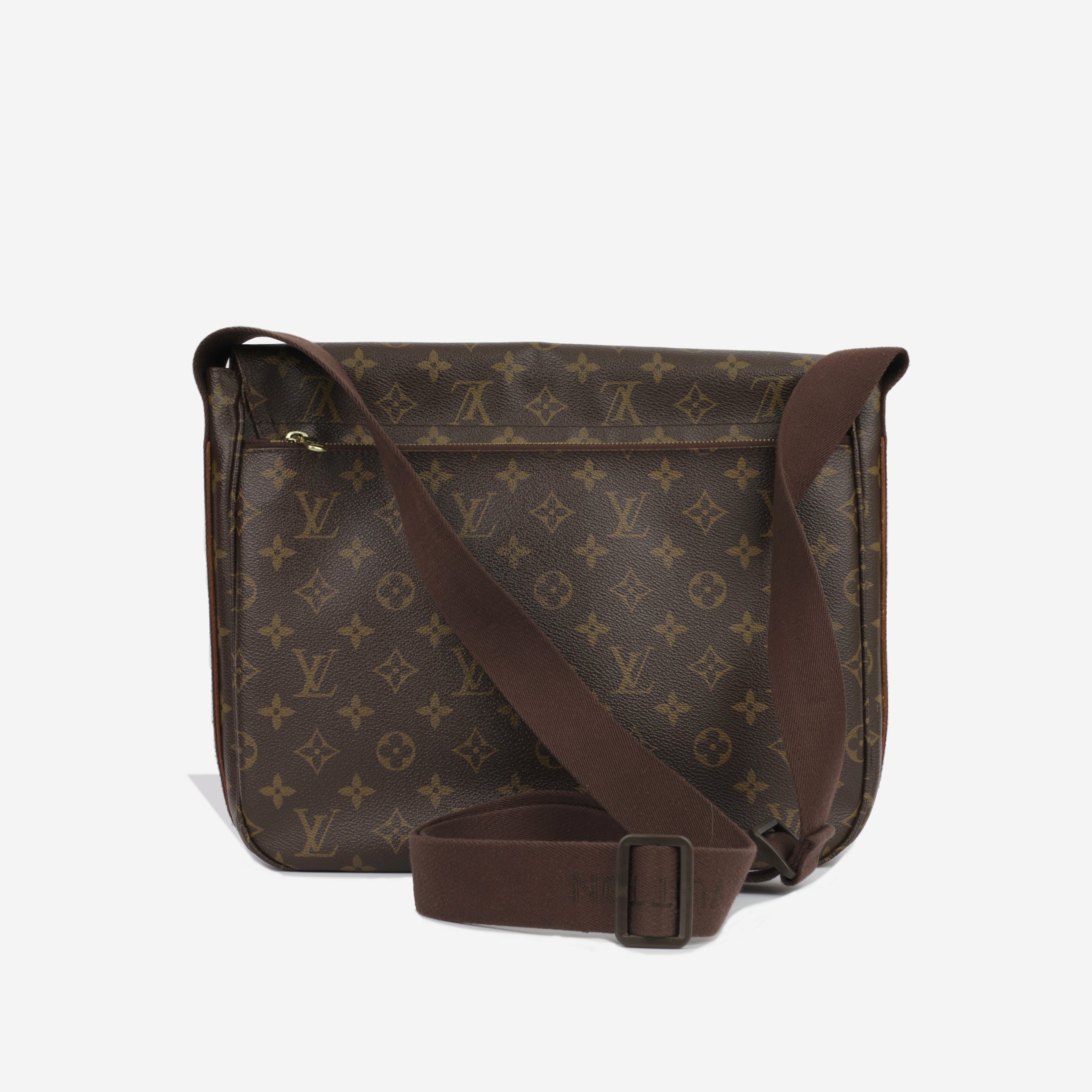 Louis Vuitton District GM - Monogram Canvas