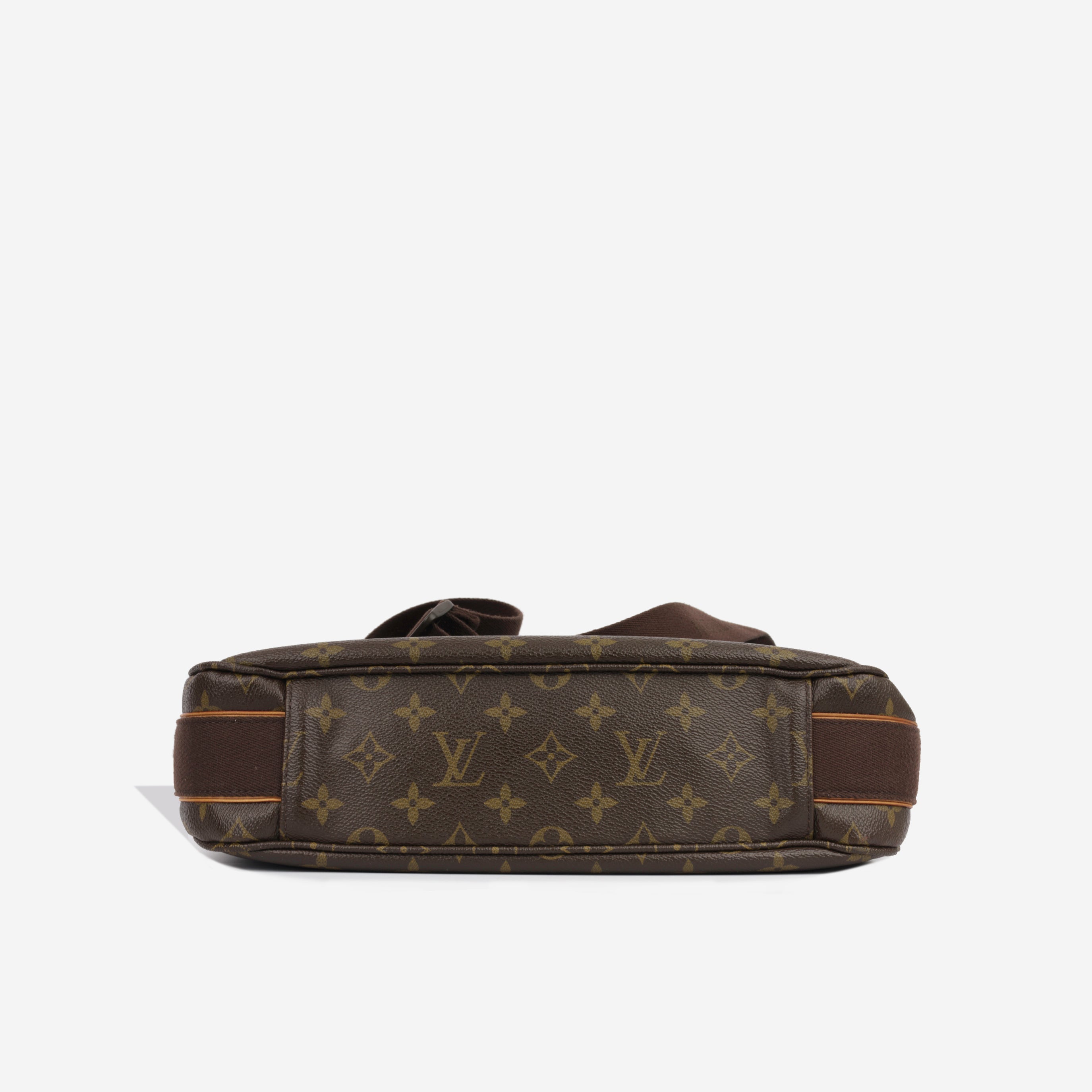 Louis Vuitton District GM - Monogram Canvas
