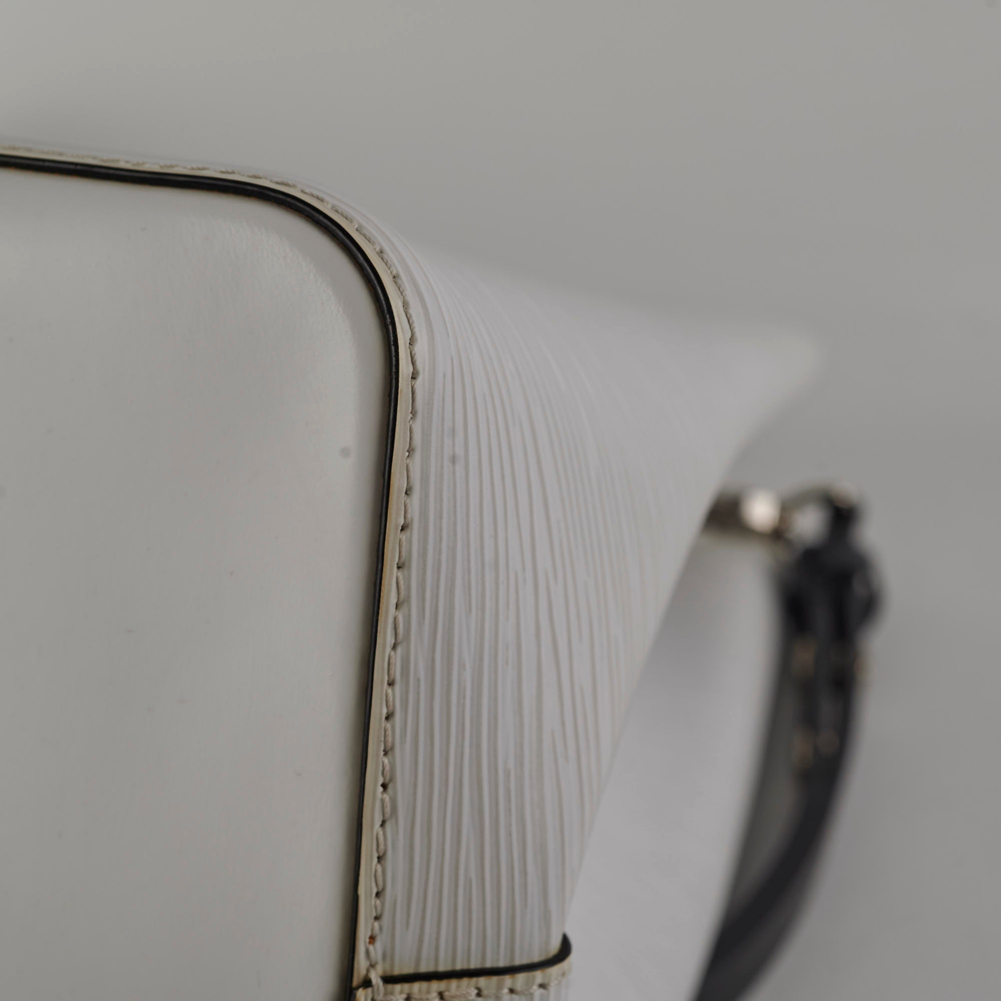 Louis Vuitton Neo Noe Epi White