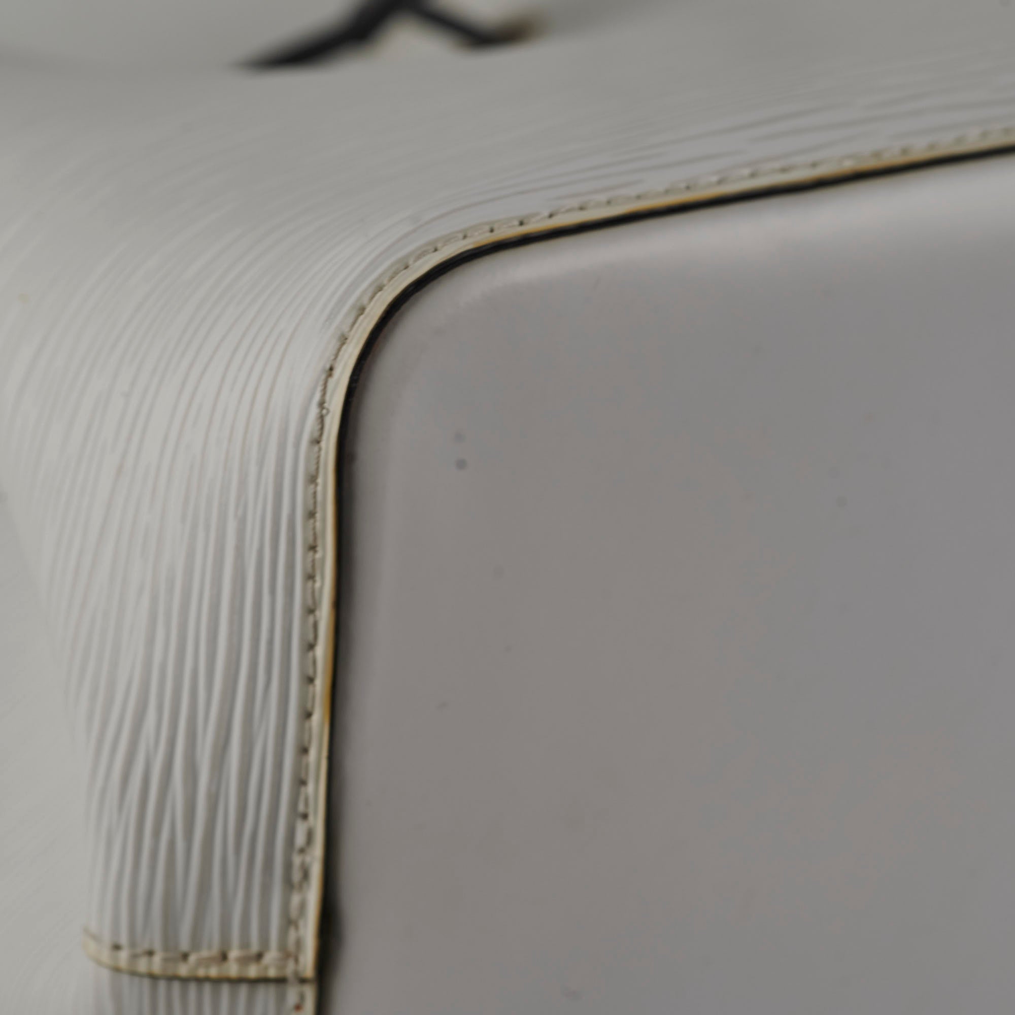 Louis Vuitton Neo Noe Epi White