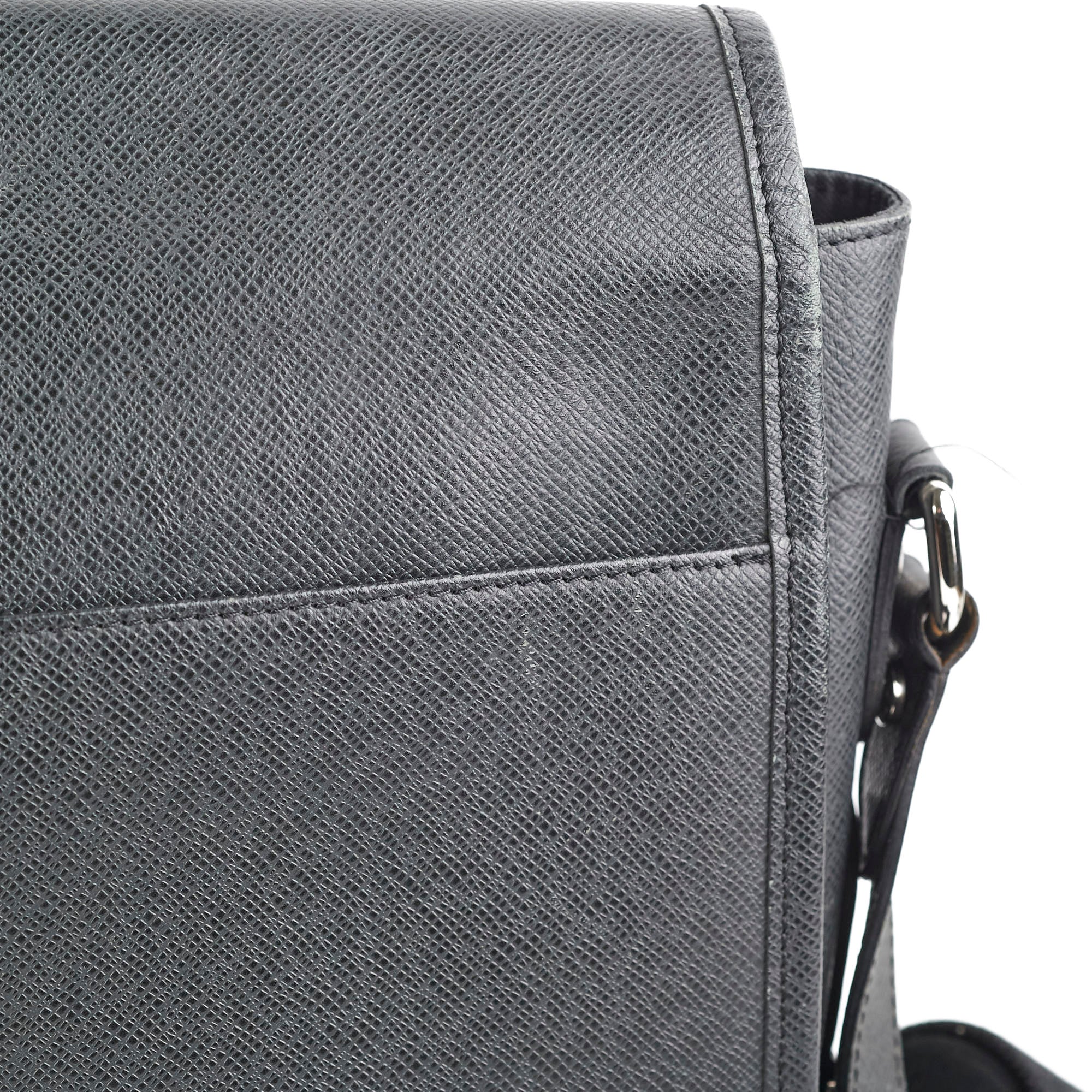 Louis Vuitton Men's Messenger Bag Black