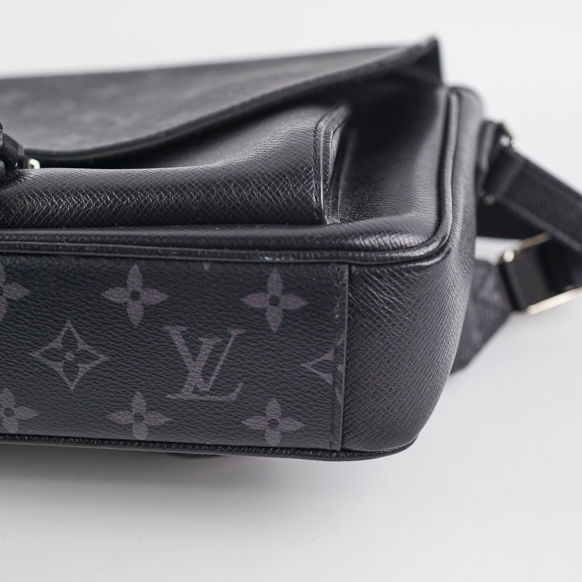 Louis Vuitton Damier Ebene Messenger Black