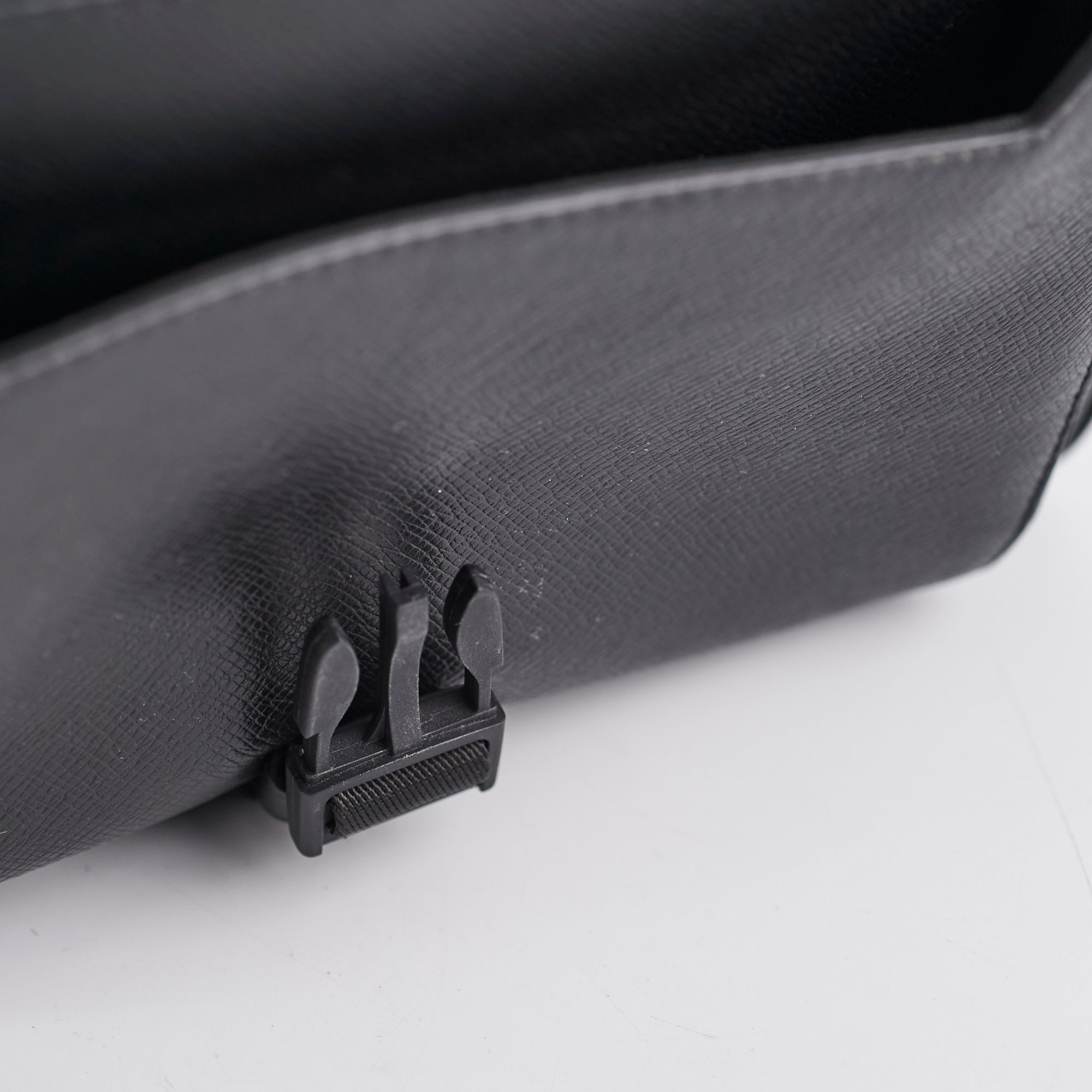 Louis Vuitton Damier Ebene Messenger Black