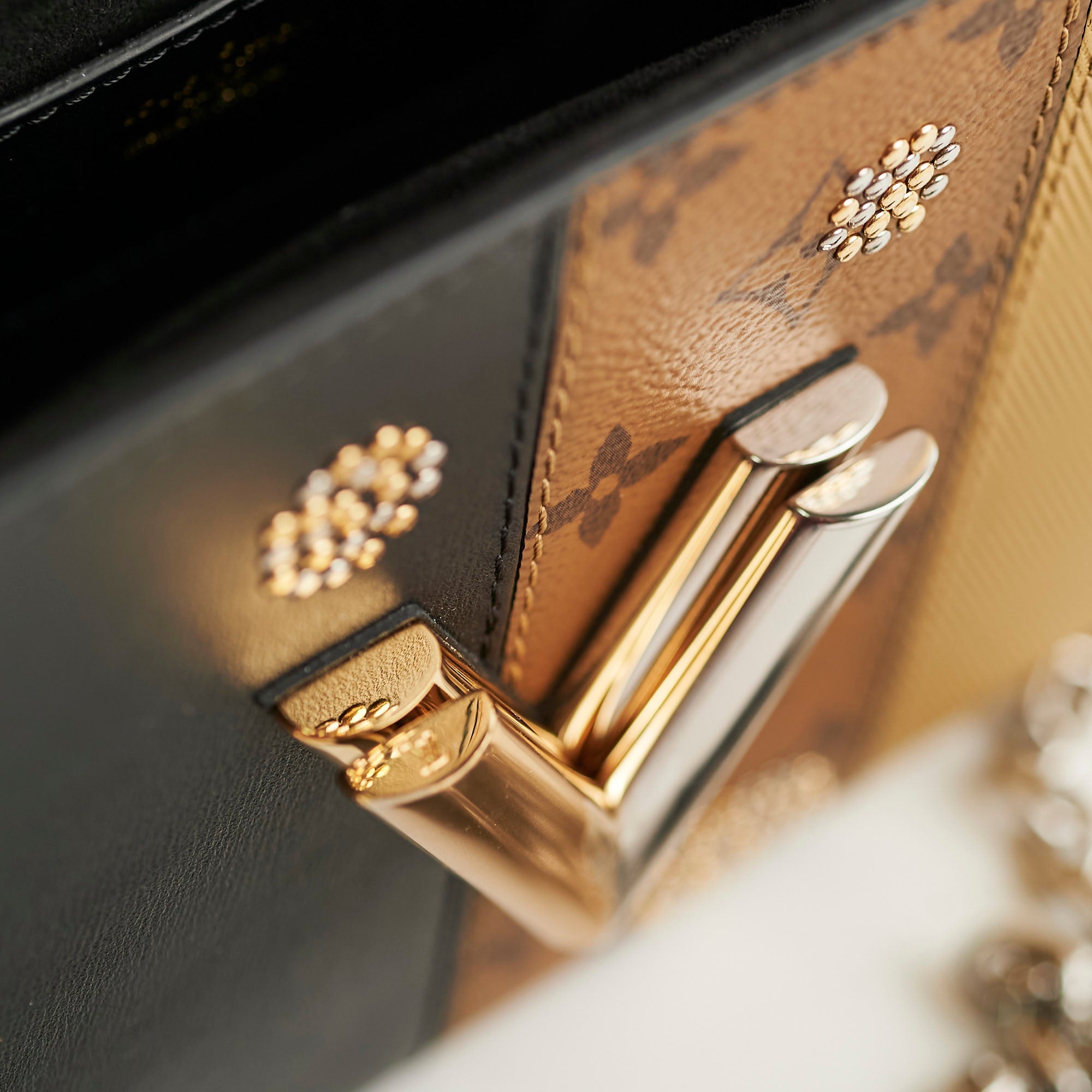 Louis Vuitton Twist MM Black / Monogram / Gold