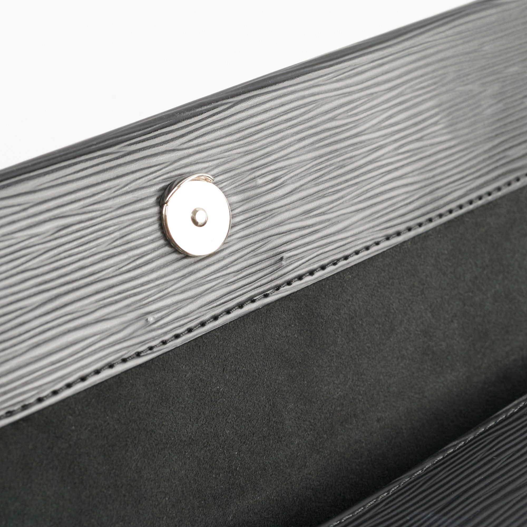 Louis Vuitton Cluny MM Epi Black Shoulder Bag
