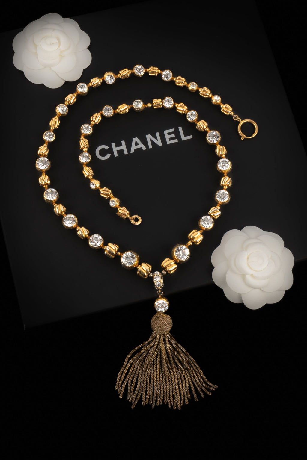 Collier pompon Chanel