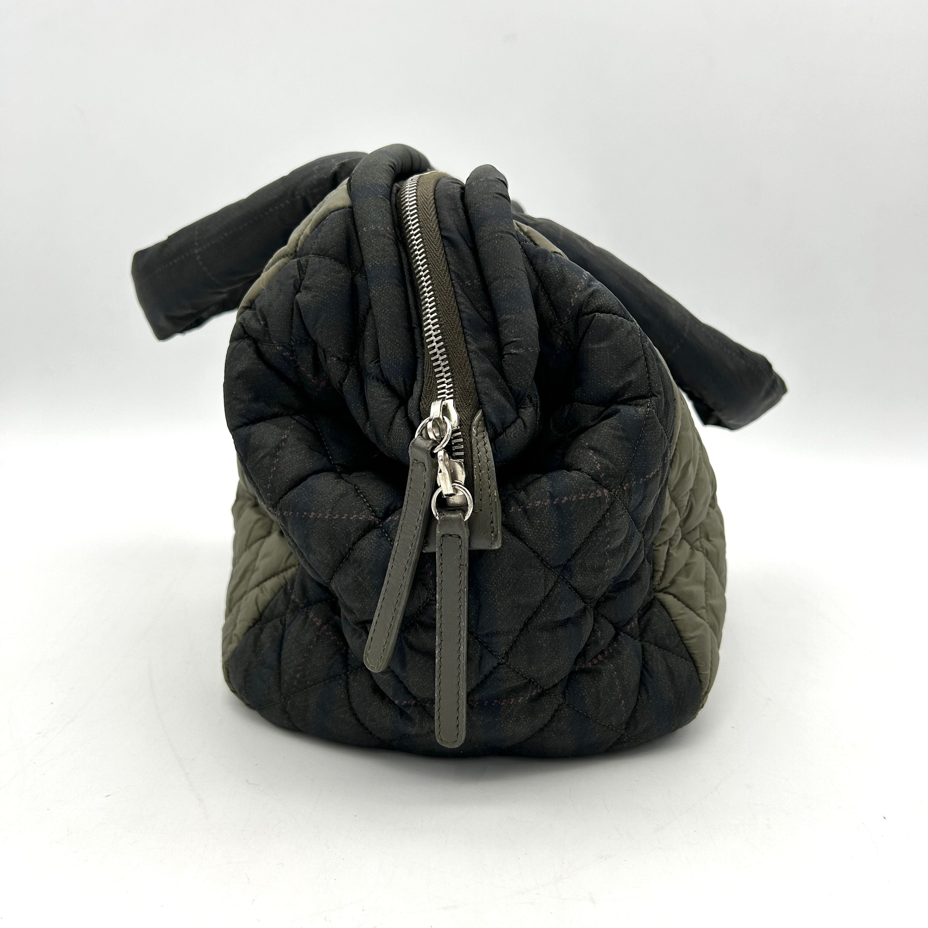 Cocoon cloth handbag Chanel Green in Cloth LA6354