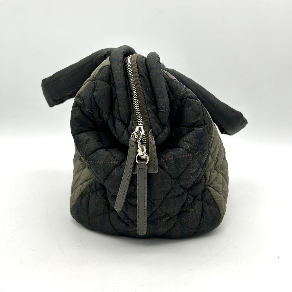 Cocoon cloth handbag Chanel Green in Cloth LA6354