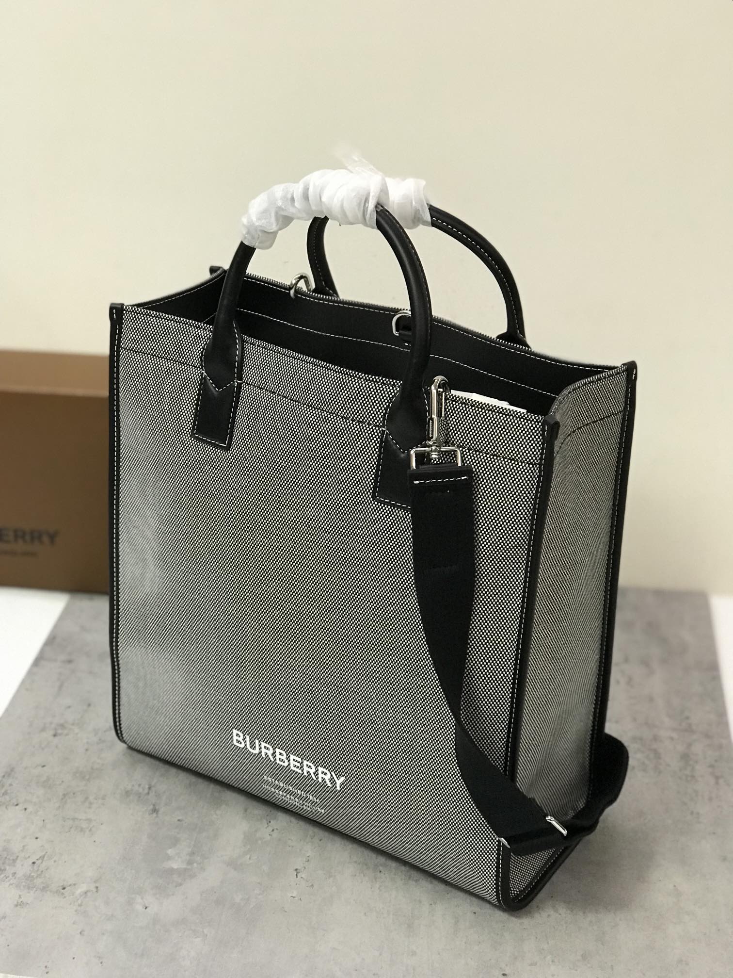 GLAMI Horseferry Print Cotton Canvas Tote Black/Grey For Women, WomenÃ¢â‚¬â„¢s Bags, Shoulder And Crossbody Bags 14in/ 35.5cm BUR 80508141