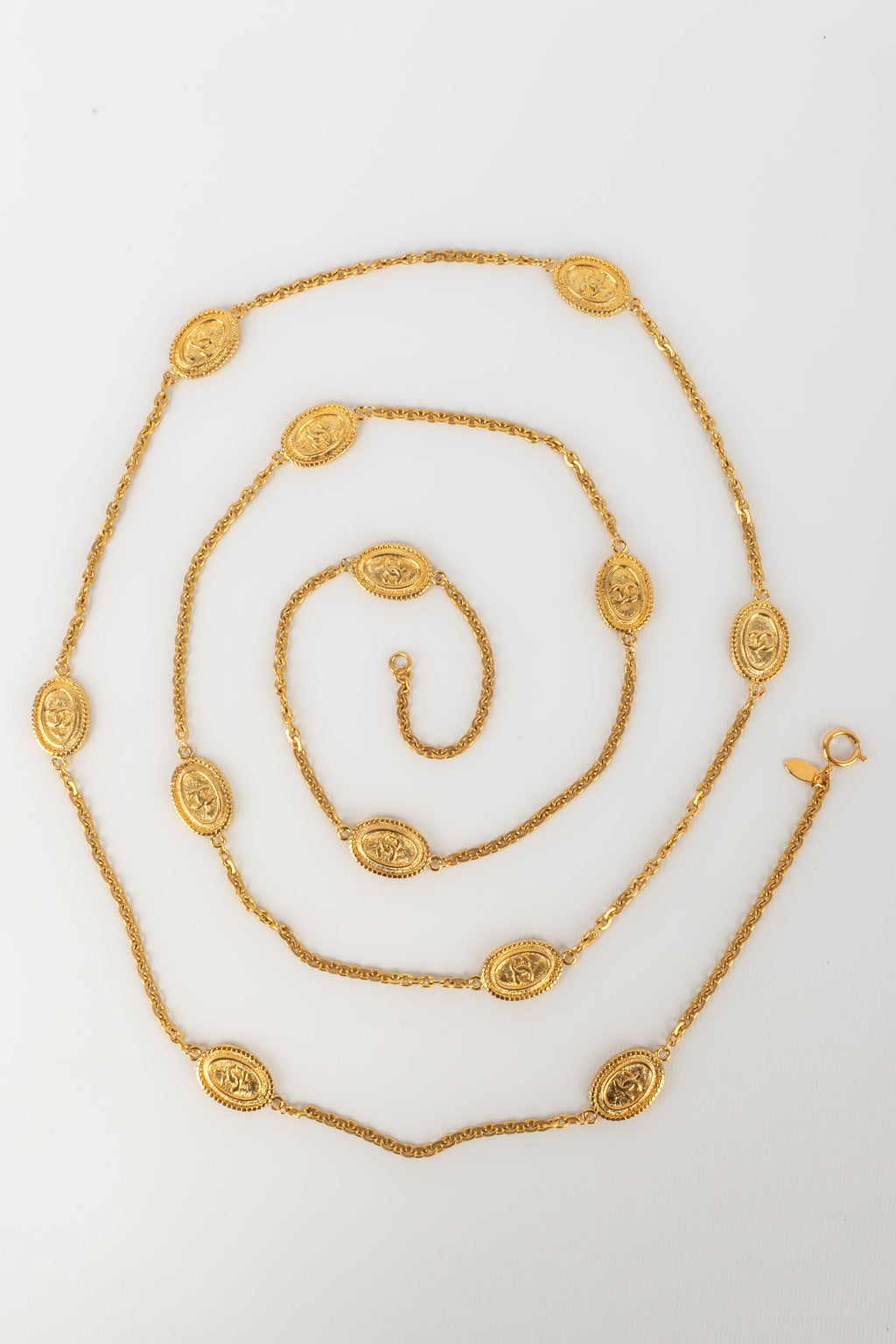 Collier / Sautoir en mÃƒÆ’Ã‚Â©tal dorÃƒÆ’Ã‚Â© Chanel 1980's