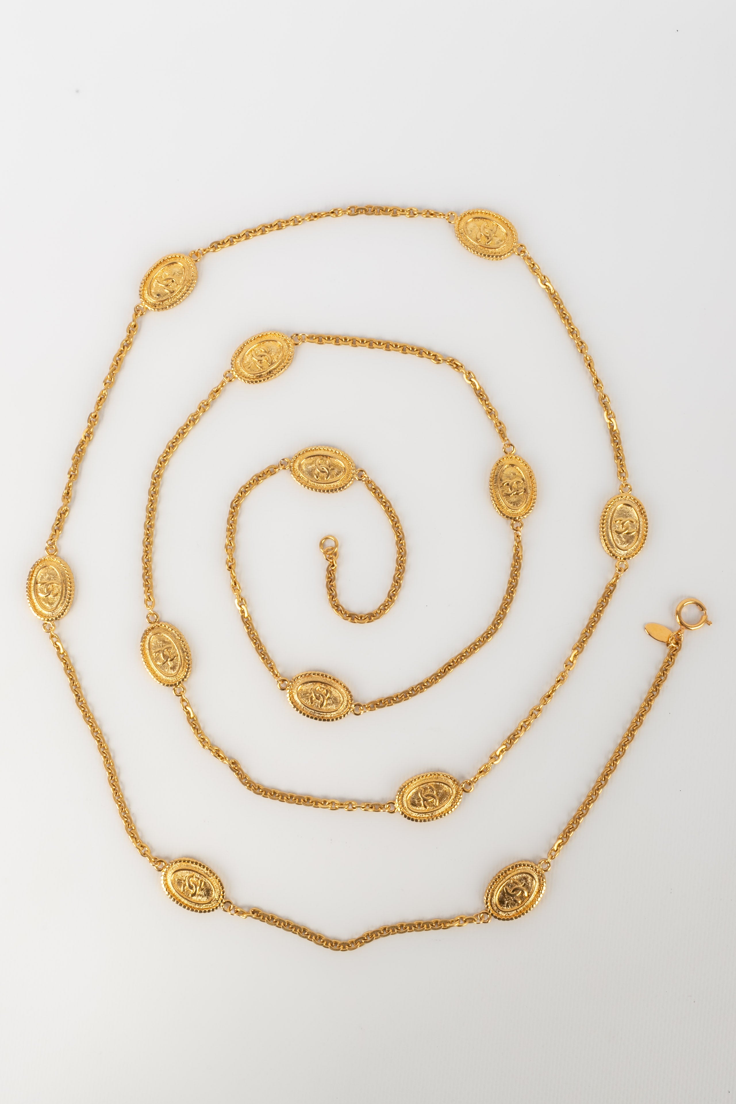 Collier / Sautoir en mÃƒÆ’Ã‚Â©tal dorÃƒÆ’Ã‚Â© Chanel 1980's