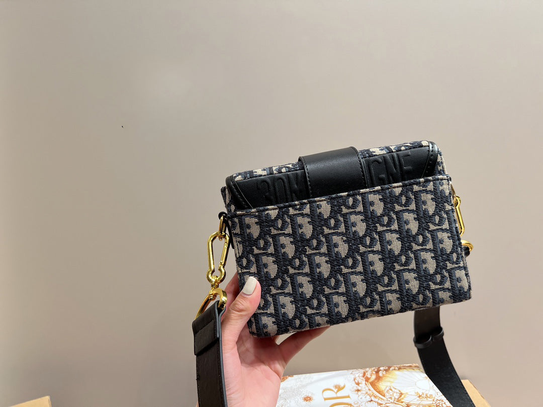 EN - Luxury Bags DIR 360