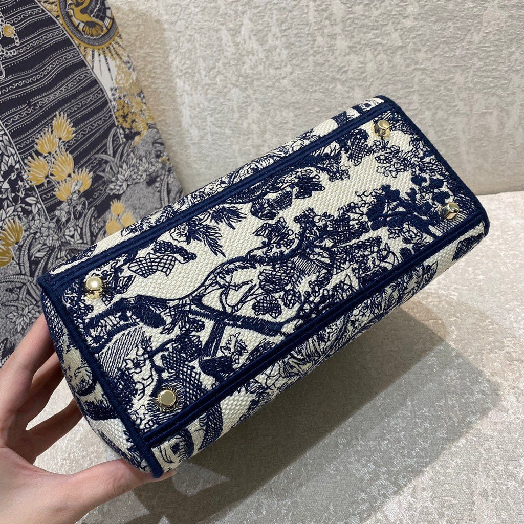 GLAMI MeGLAMIum Lady D-Lite Bag Blue Toile de Jouy Reverse Embroidery, Blue Handbags, Crossbody Bags, 24cm CD M0565ORGO_M928