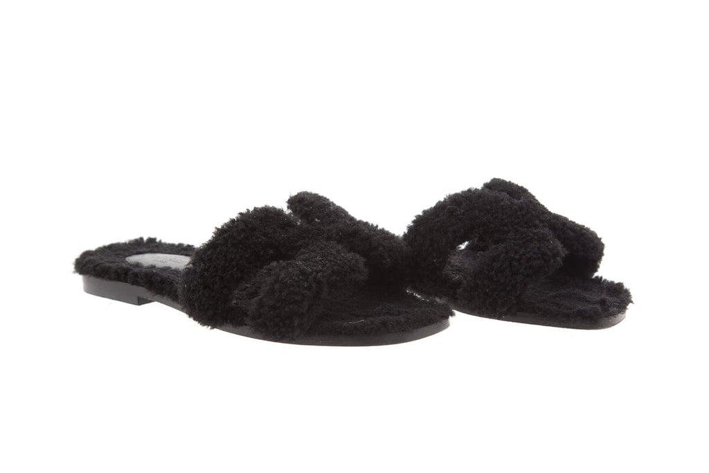 HermÃƒÆ’Ã‚Â¨s "Oran" Black Shearling Slides SZ 35