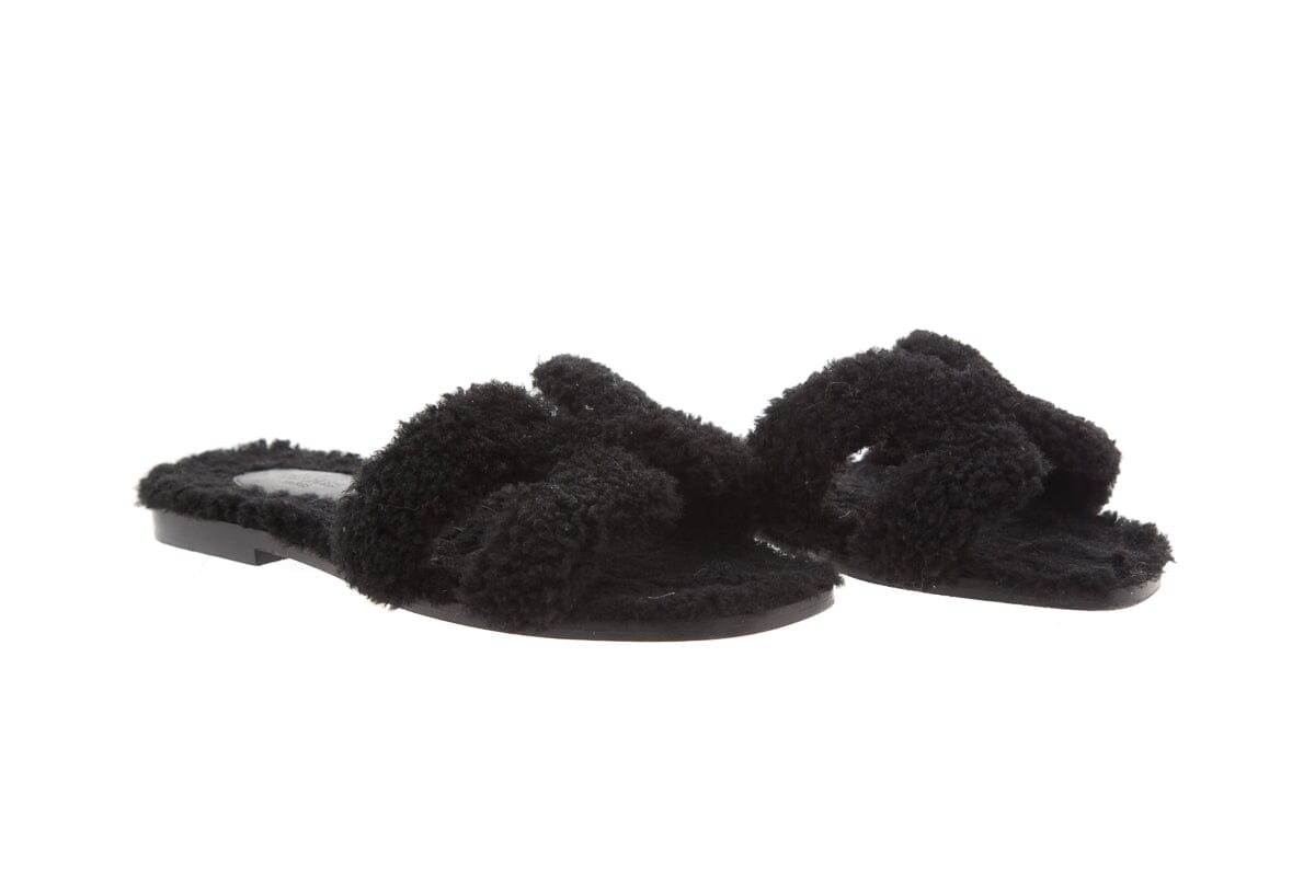 HermÃƒÆ’Ã‚Â¨s "Oran" Black Shearling Slides SZ 35